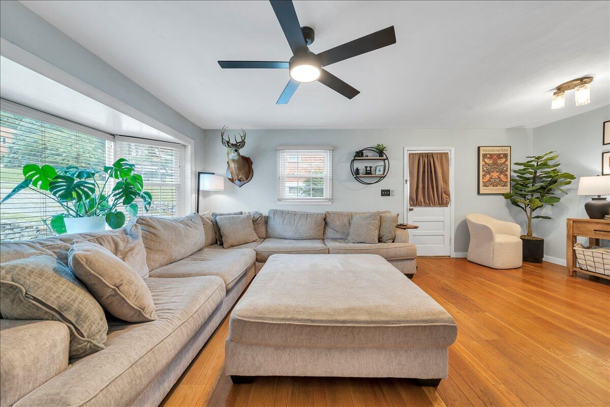 729 Kenyon RD