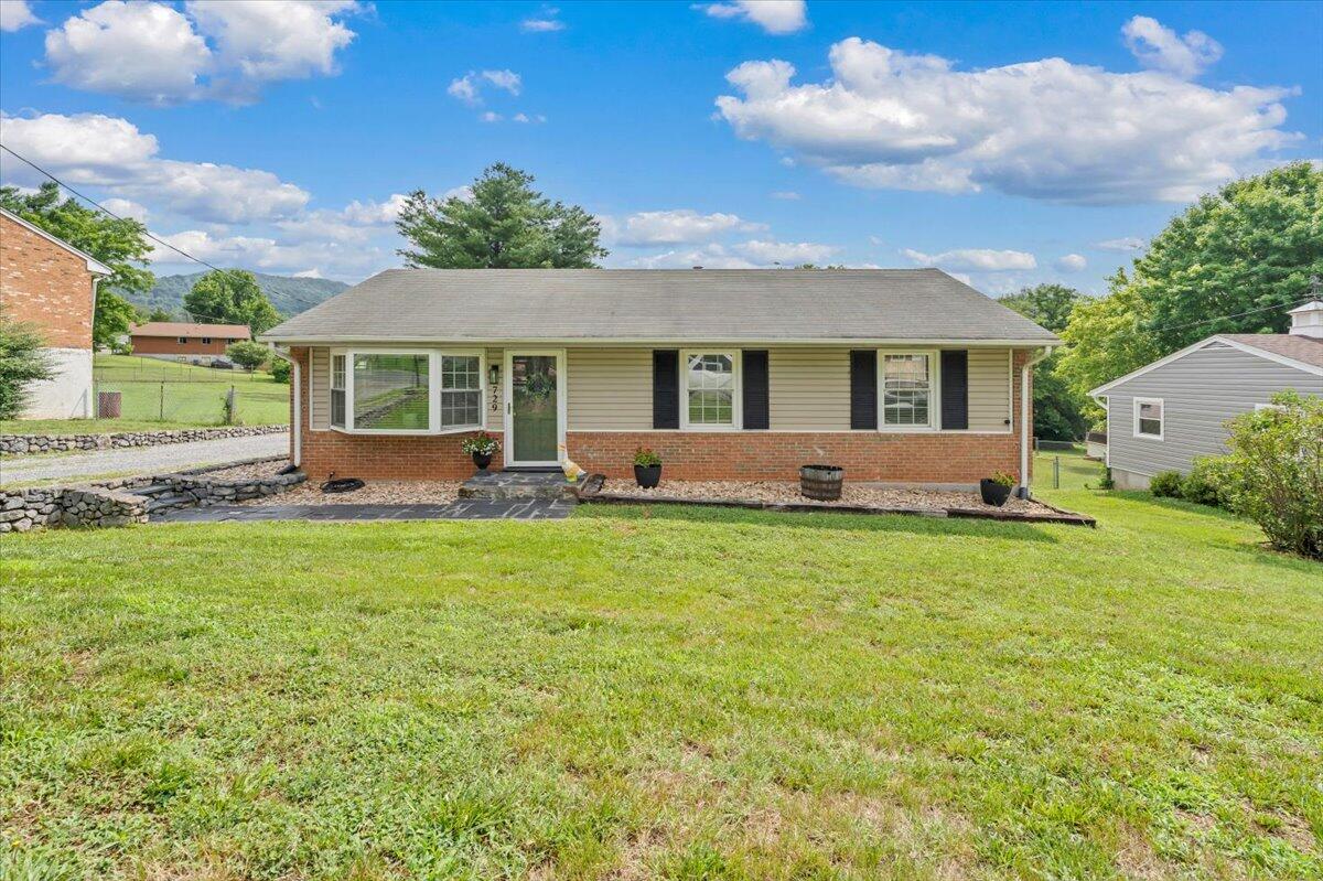 729 Kenyon RD