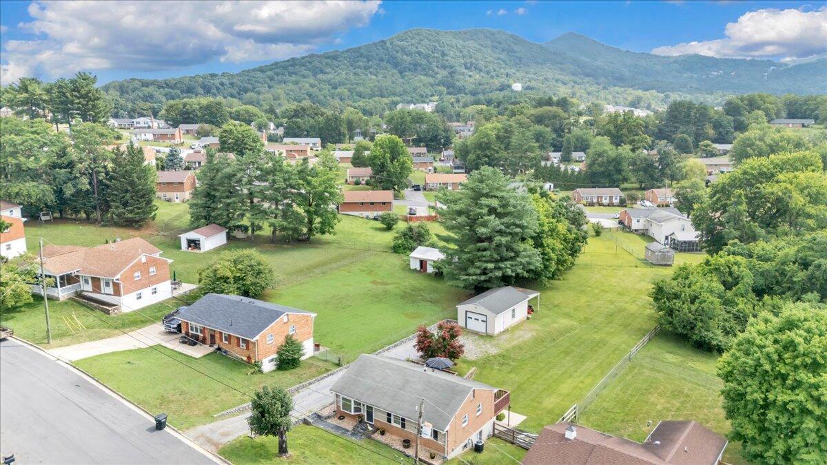 729 Kenyon RD