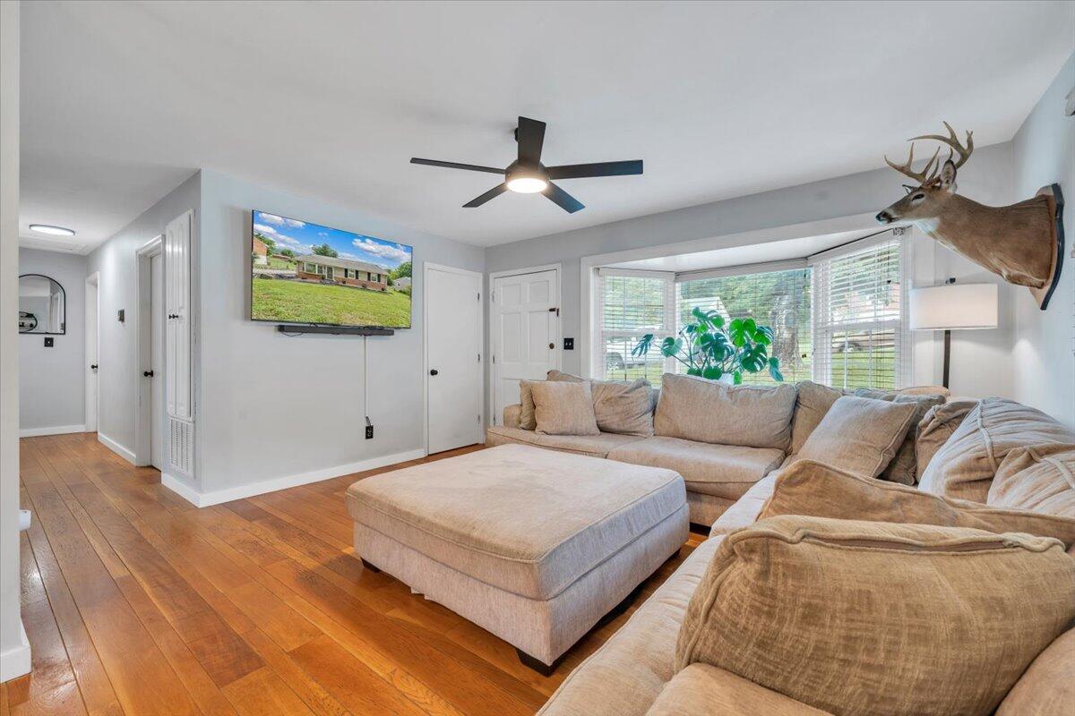 729 Kenyon RD