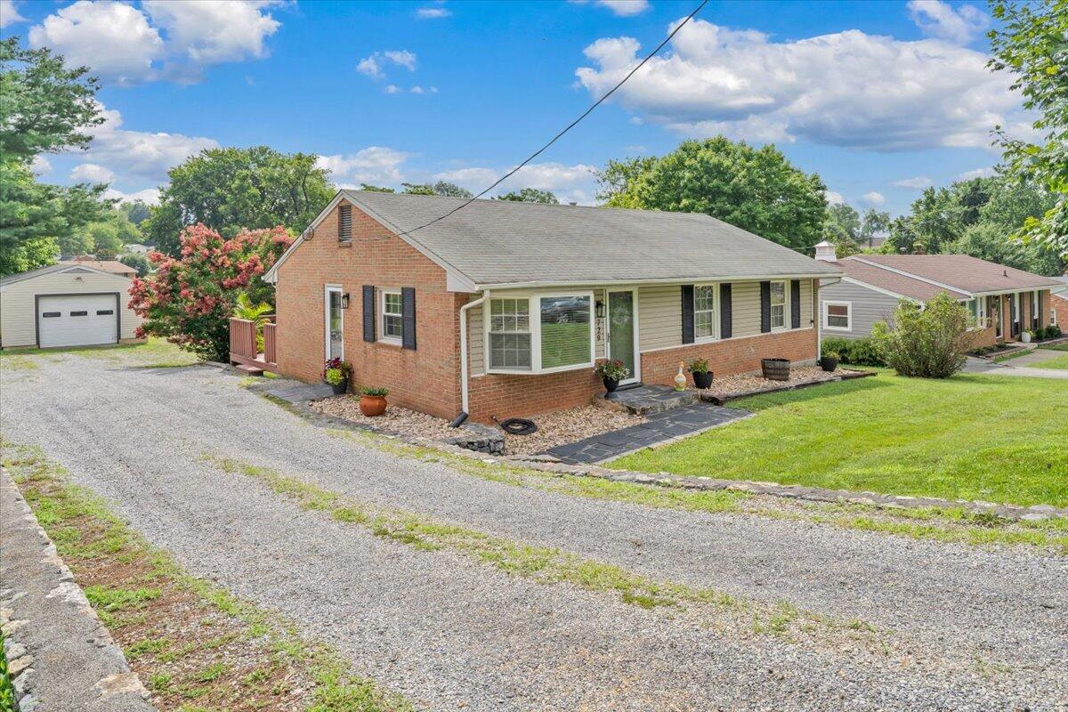 729 Kenyon RD