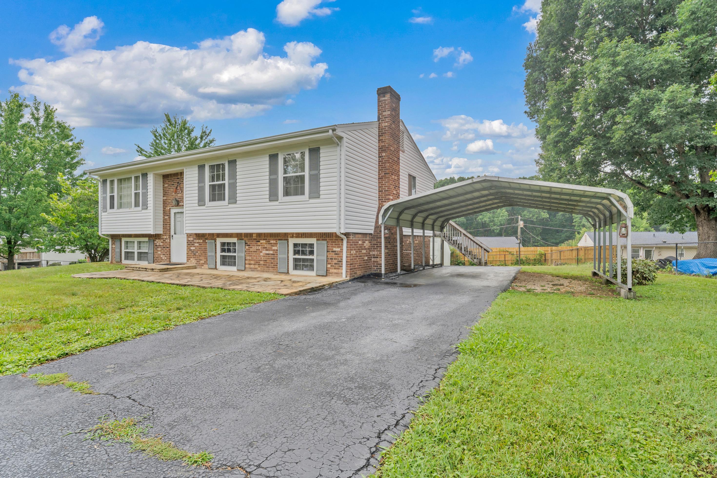 838 Pinewood DR NW