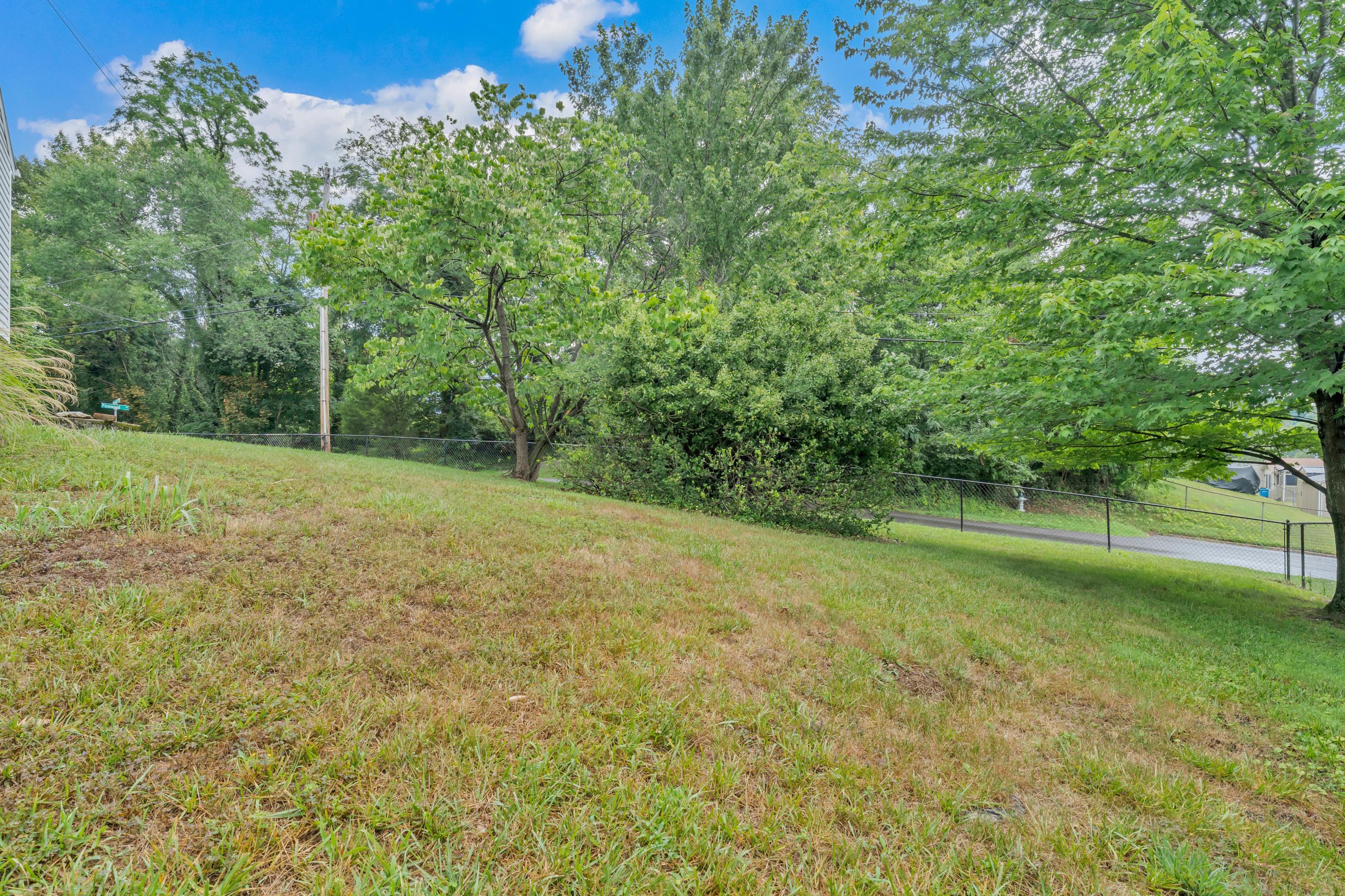 838 Pinewood DR NW