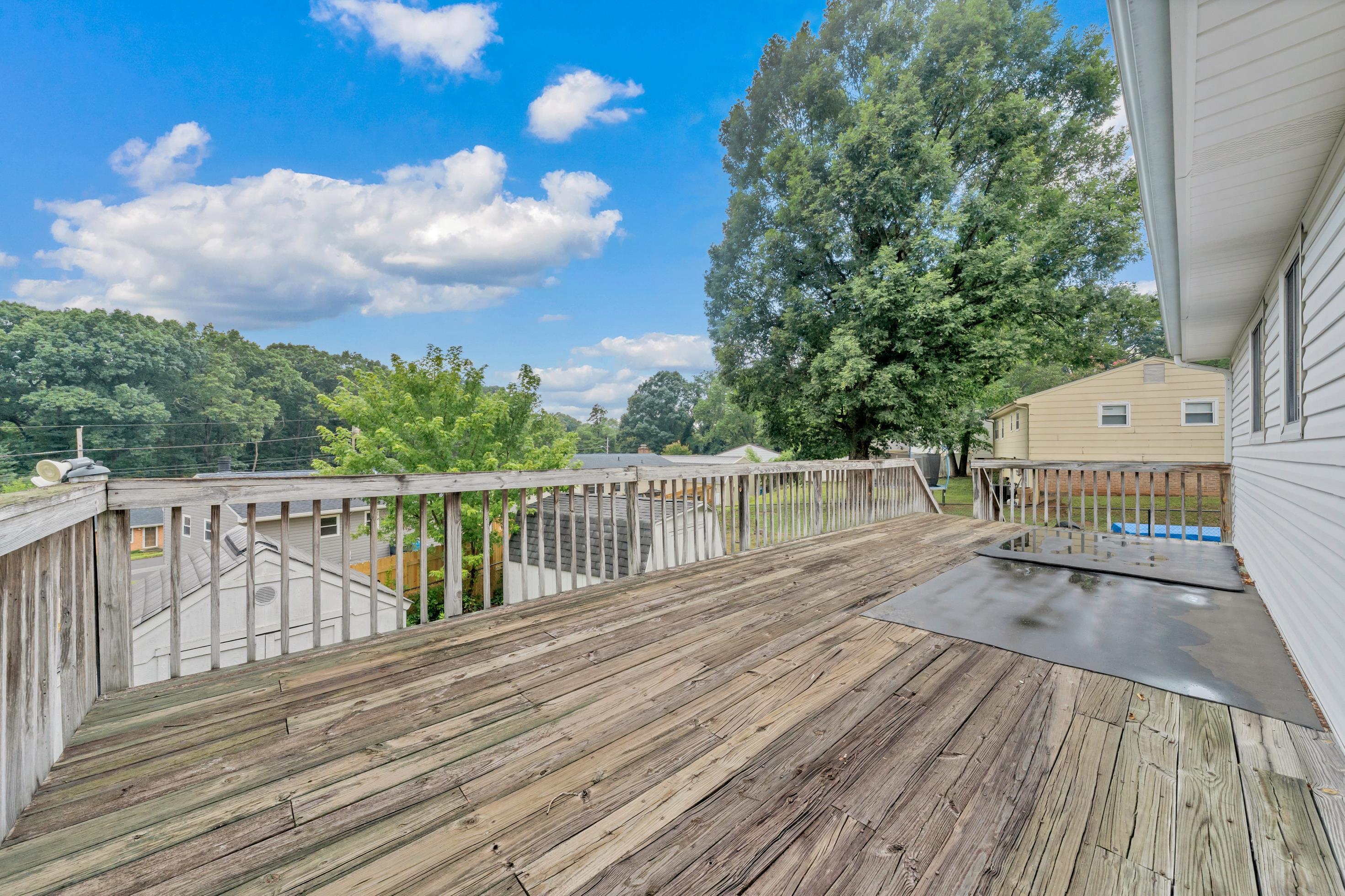 838 Pinewood DR NW