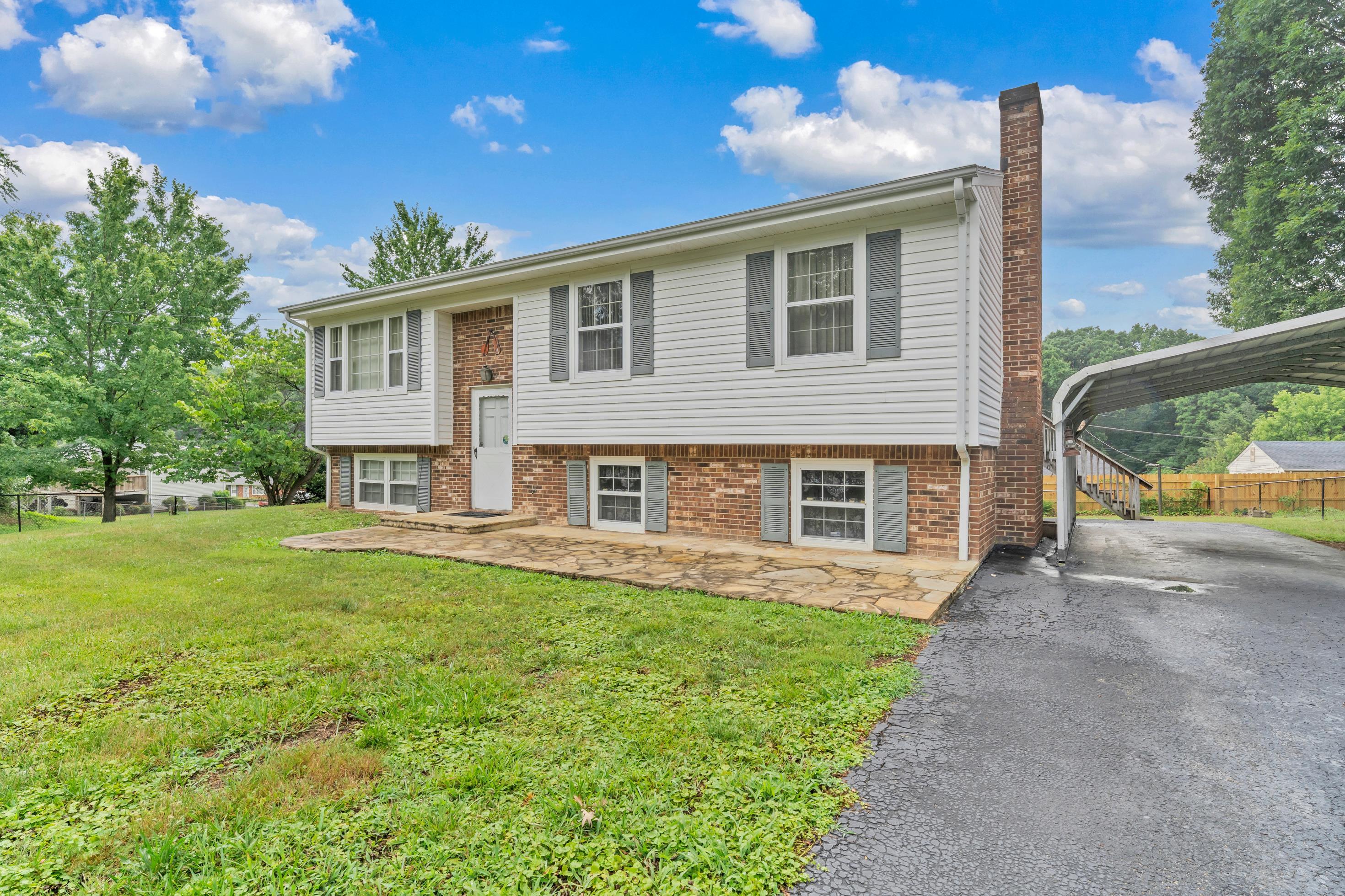 838 Pinewood DR NW