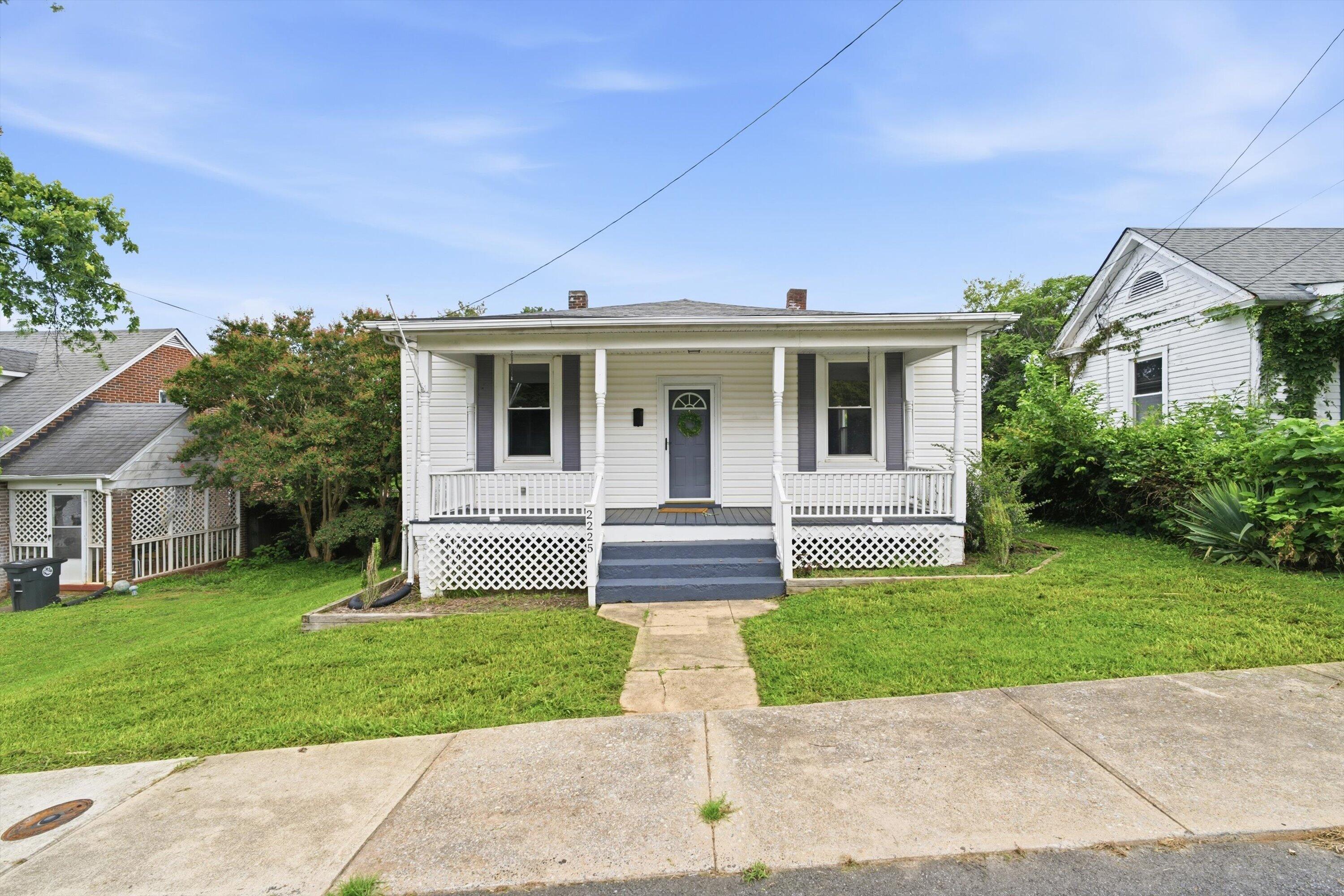 2225 Sabine AVE