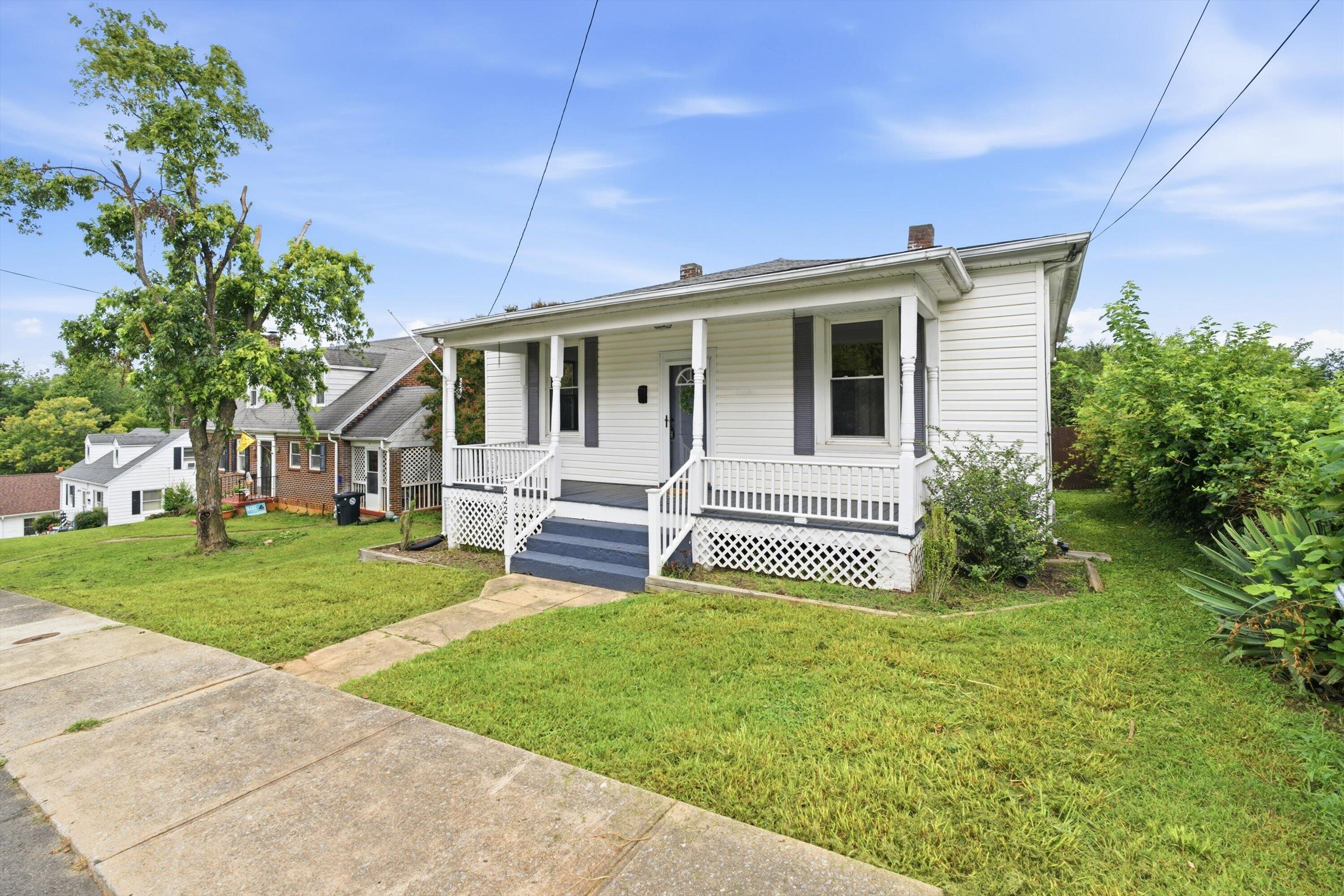 2225 Sabine AVE