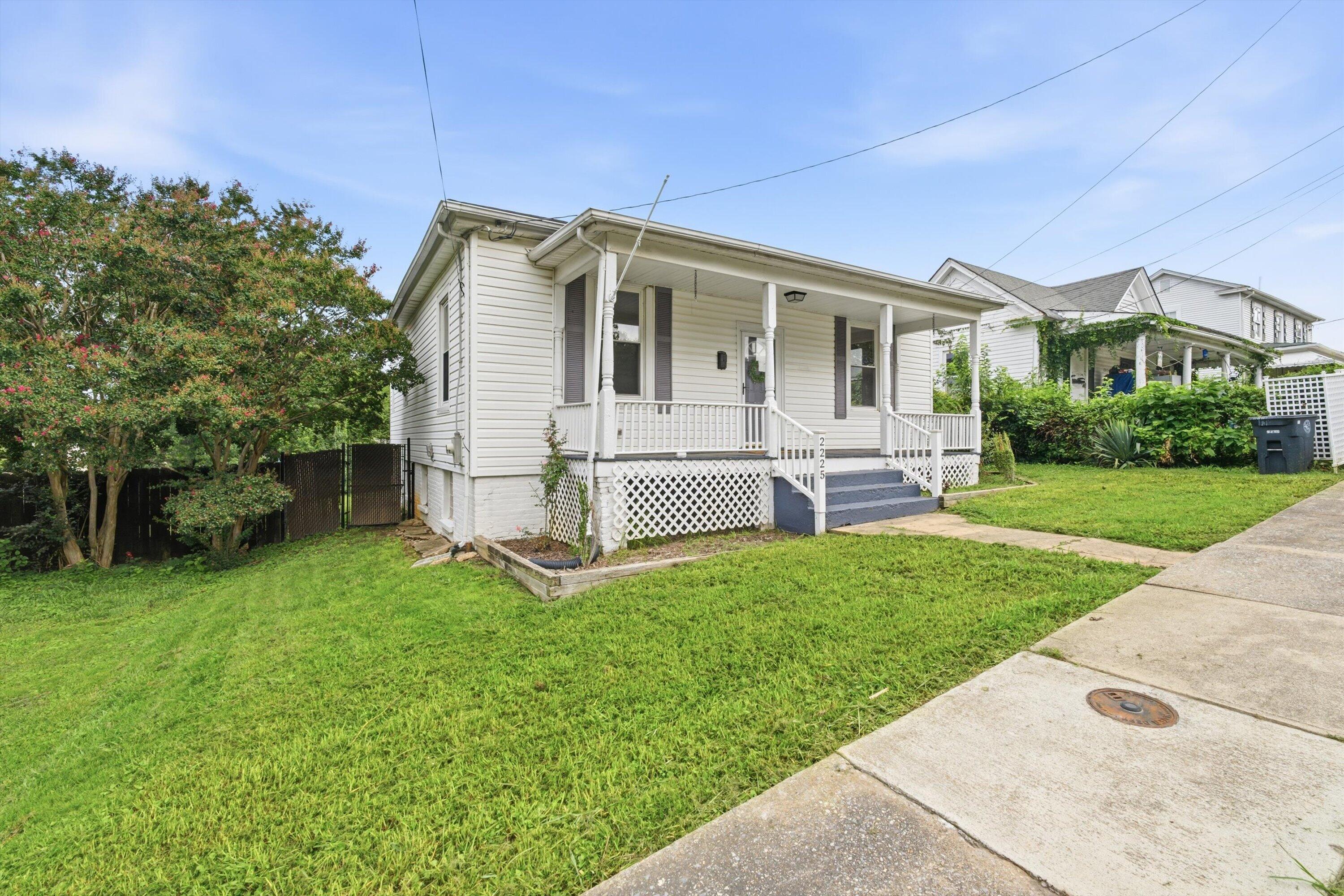 2225 Sabine AVE