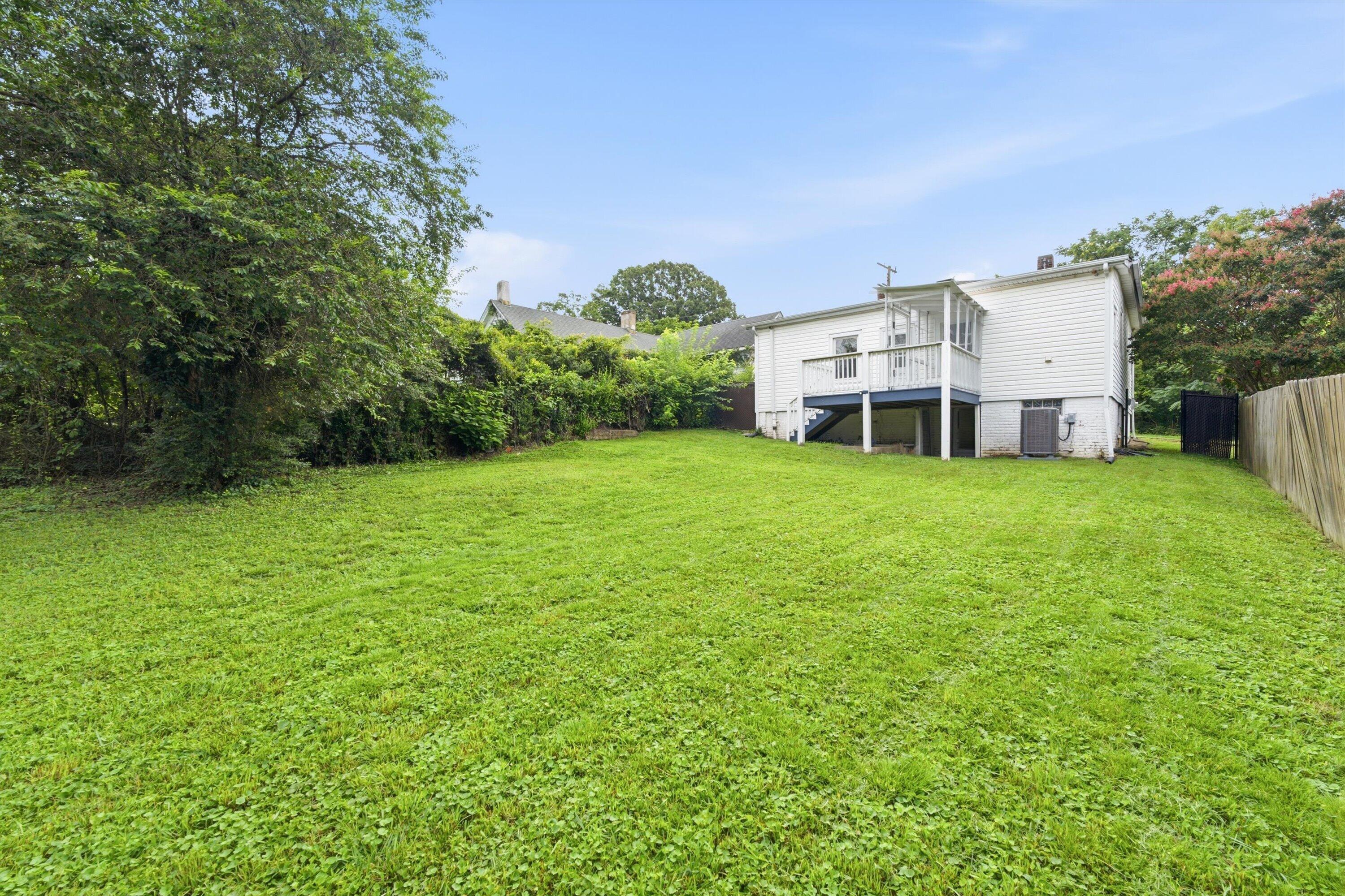2225 Sabine AVE
