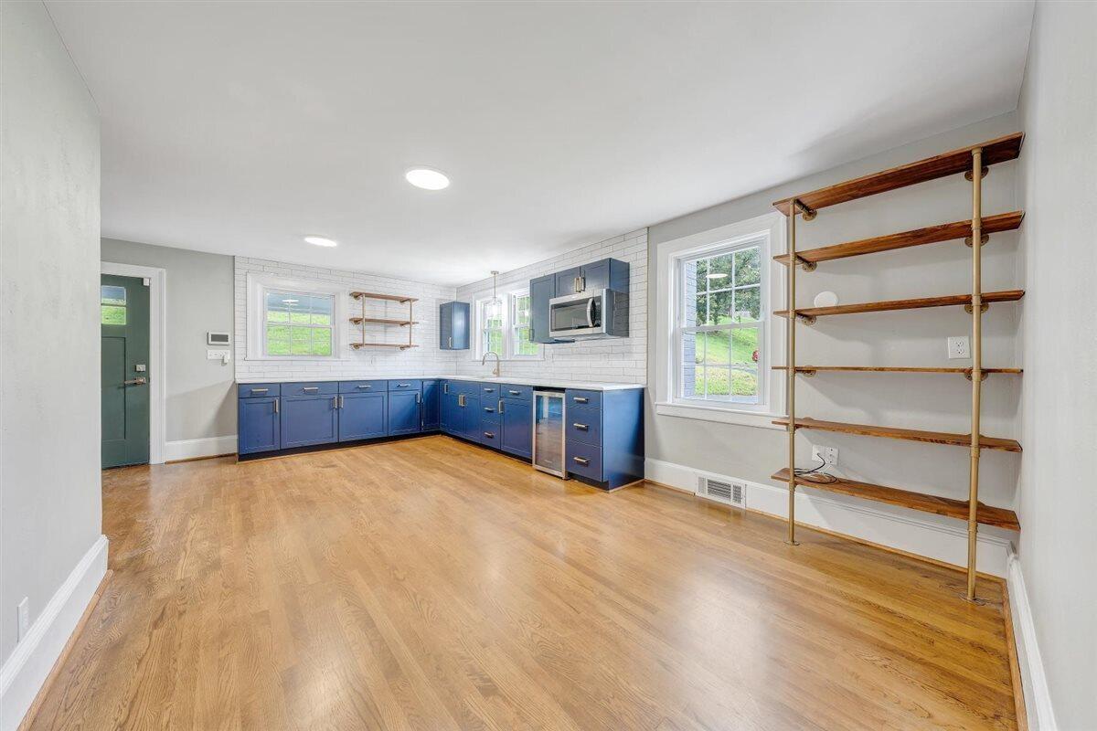 118 E Virginia AVE