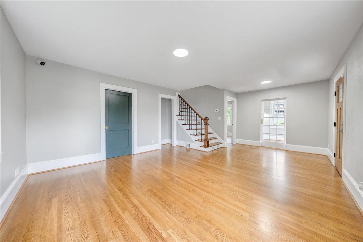 118 E Virginia AVE