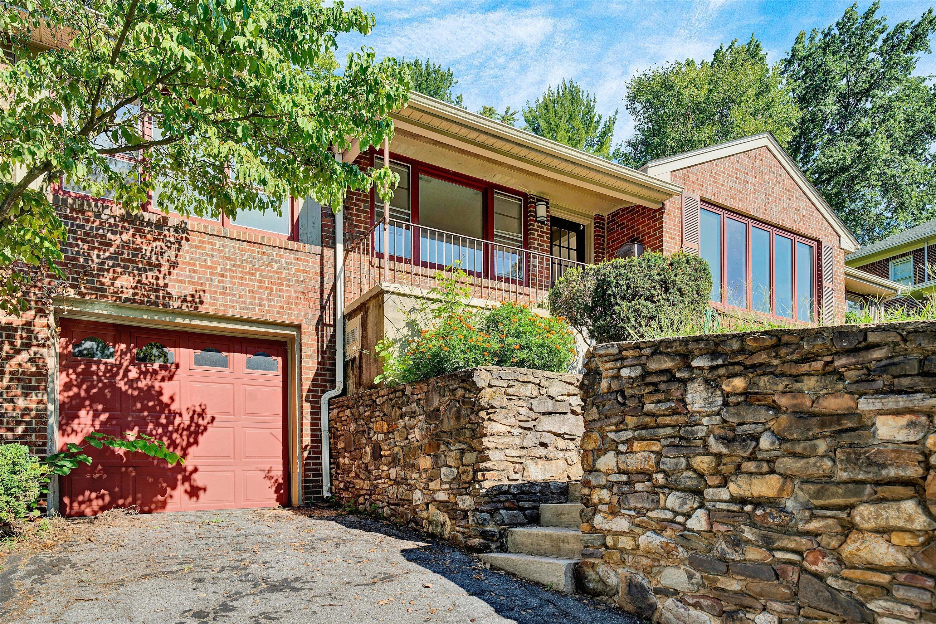 1909 Blenheim RD SW