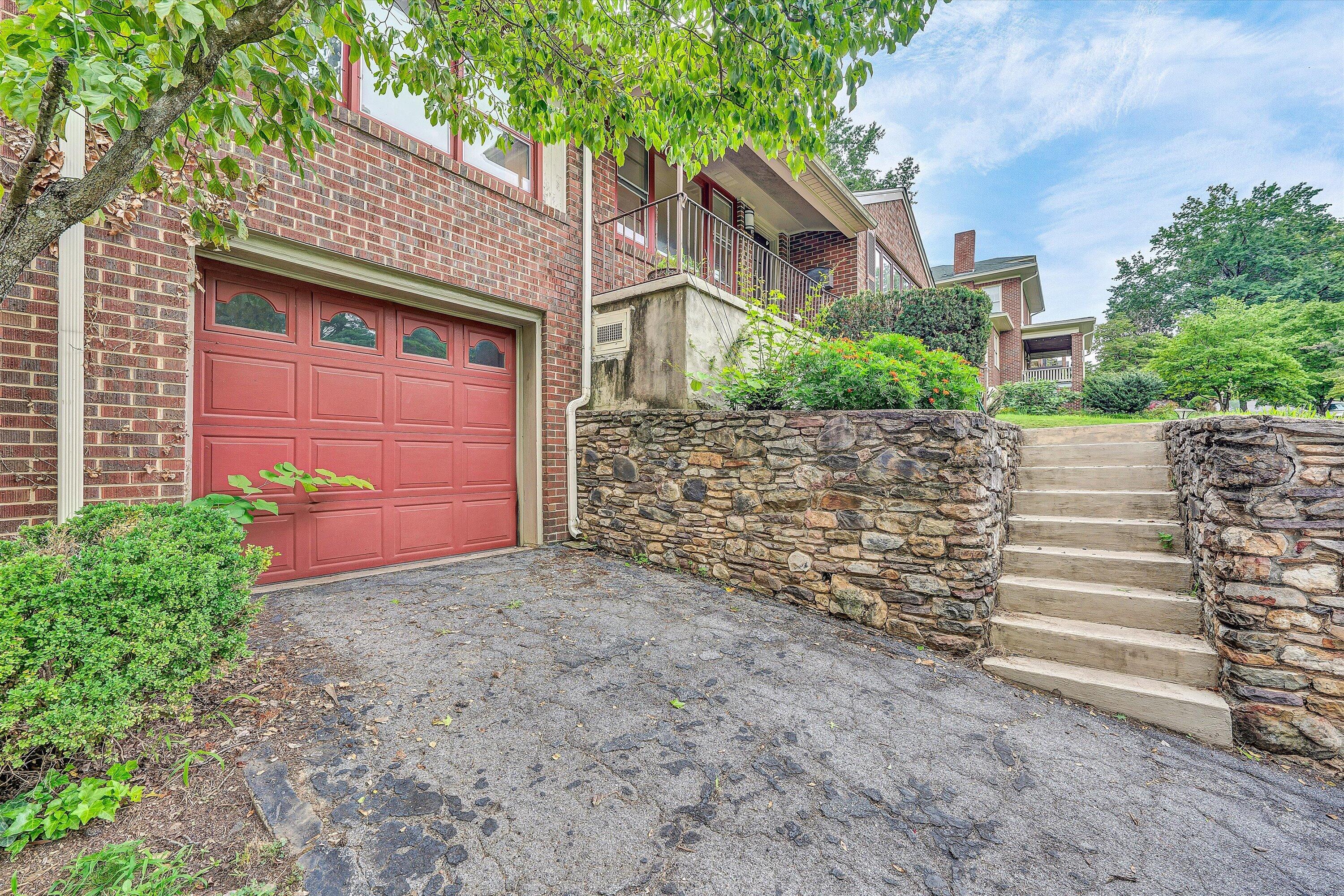 1909 Blenheim RD SW