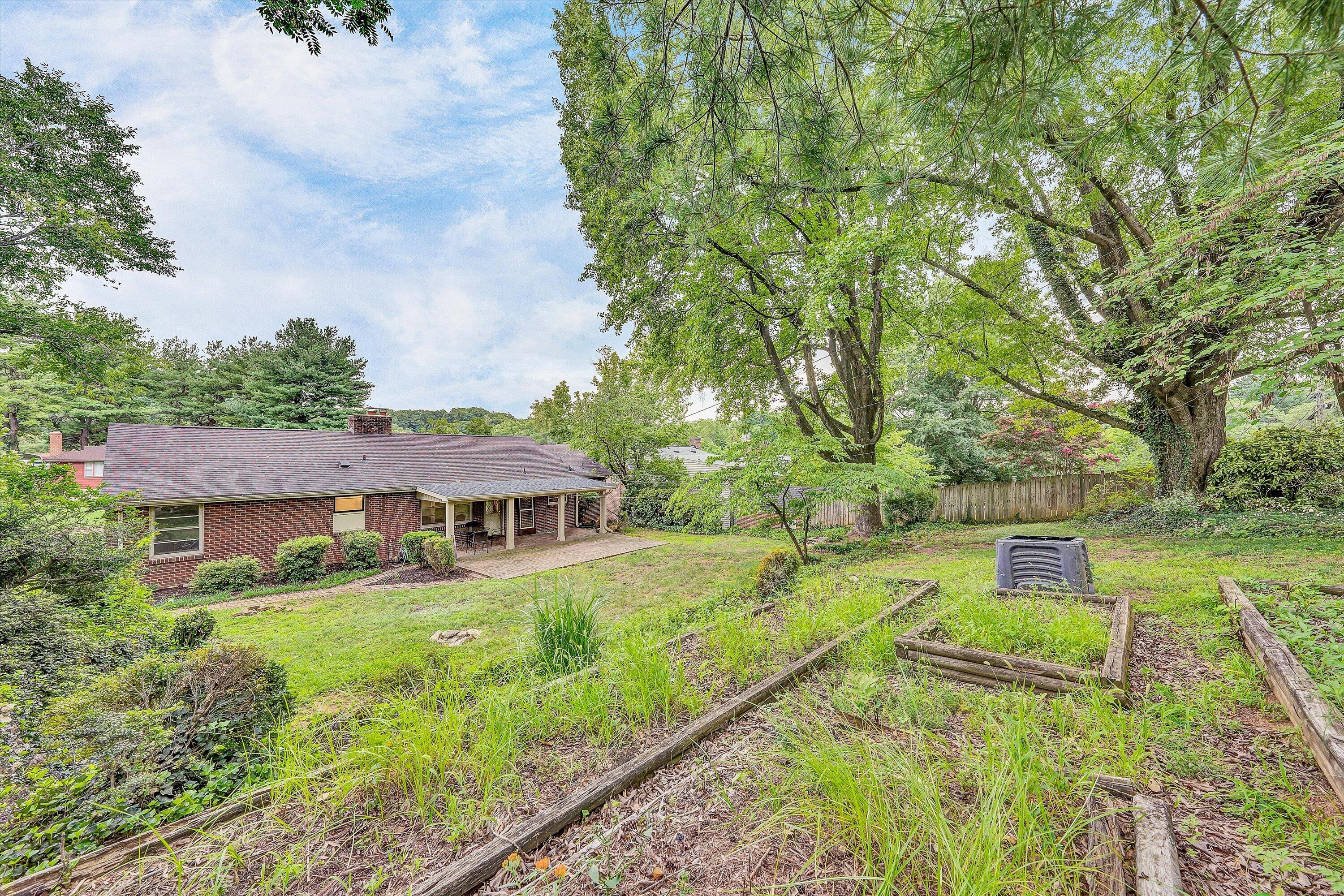 1909 Blenheim RD SW