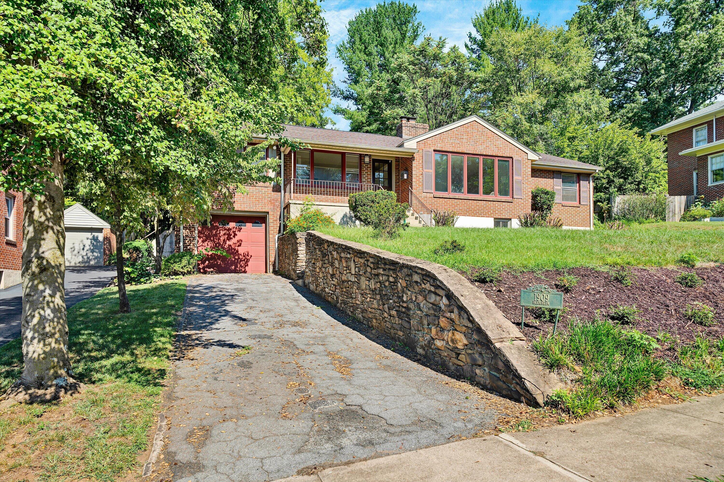 1909 Blenheim RD SW