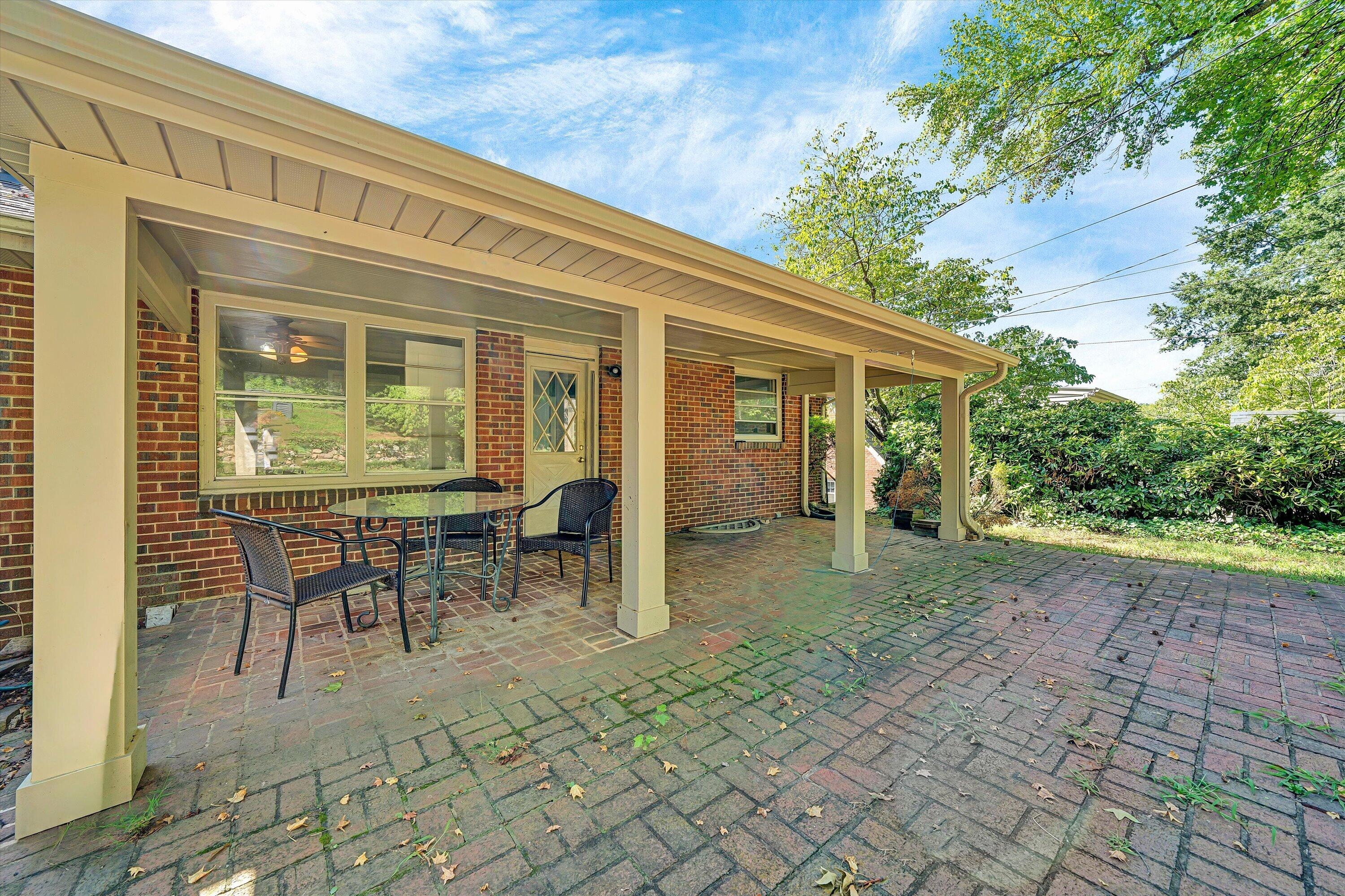 1909 Blenheim RD SW