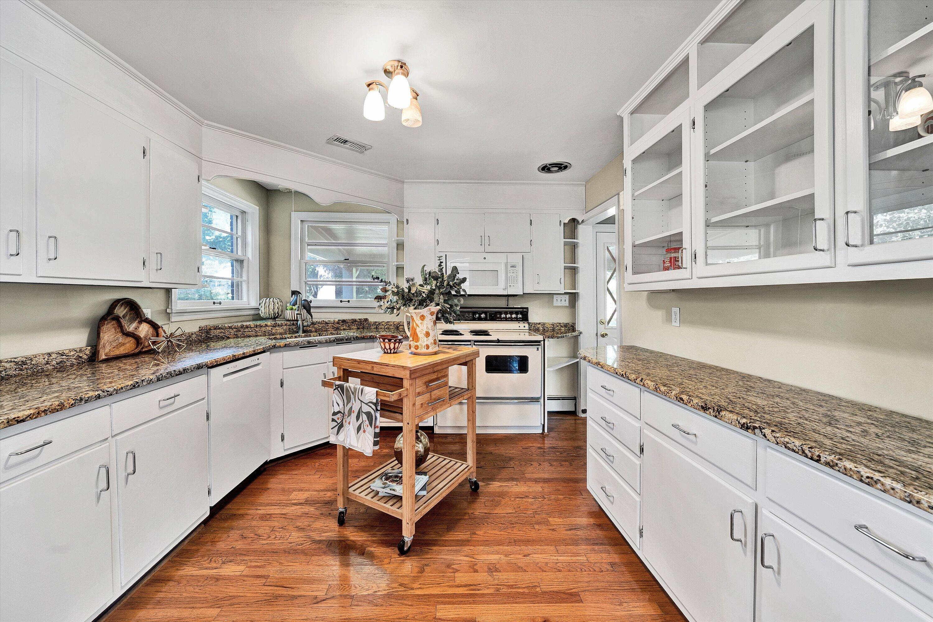 1909 Blenheim RD SW
