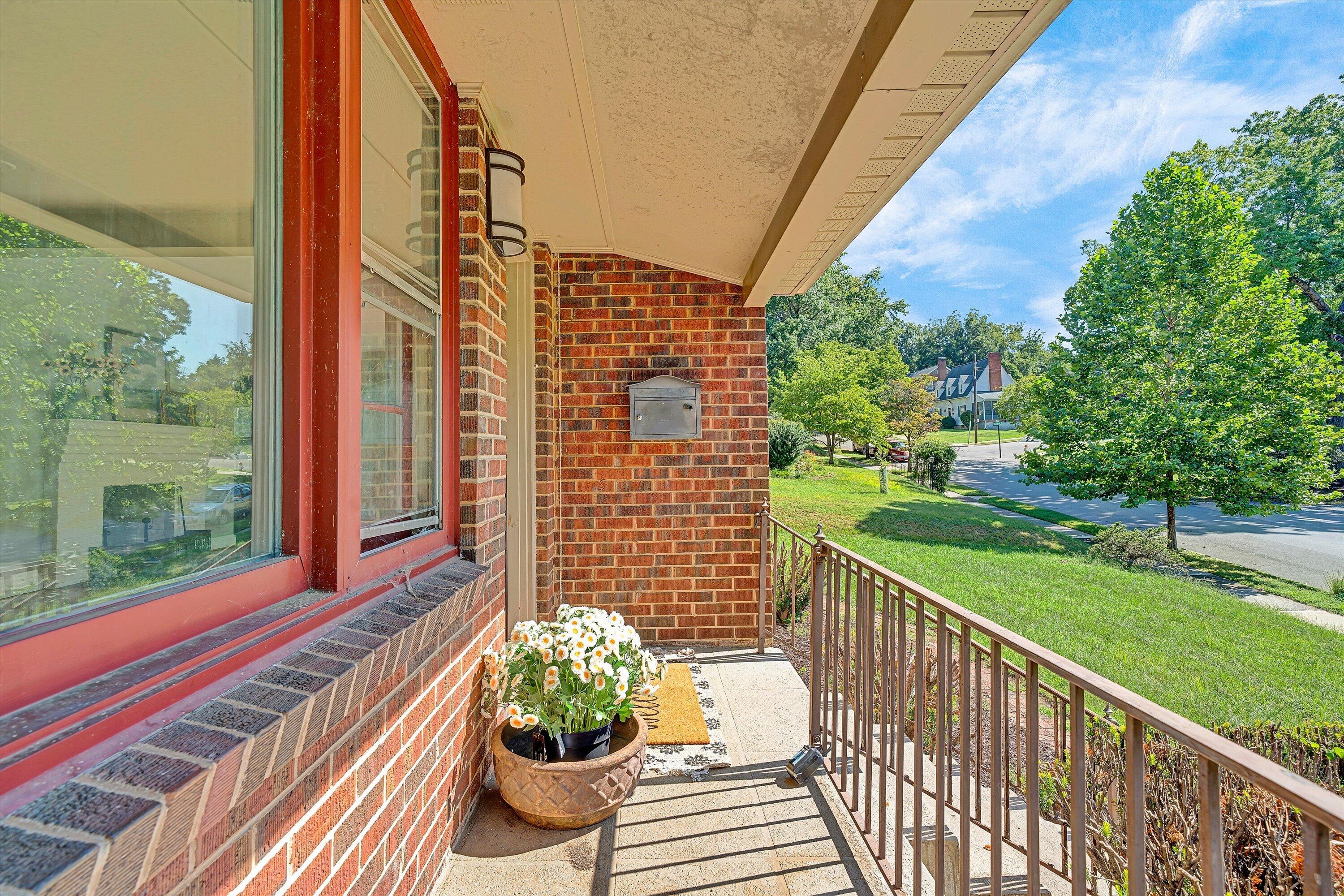 1909 Blenheim RD SW