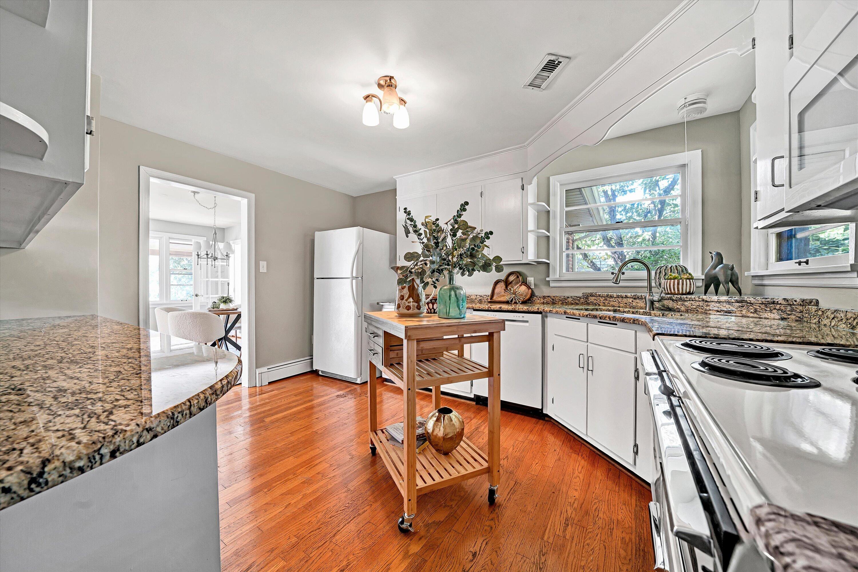 1909 Blenheim RD SW