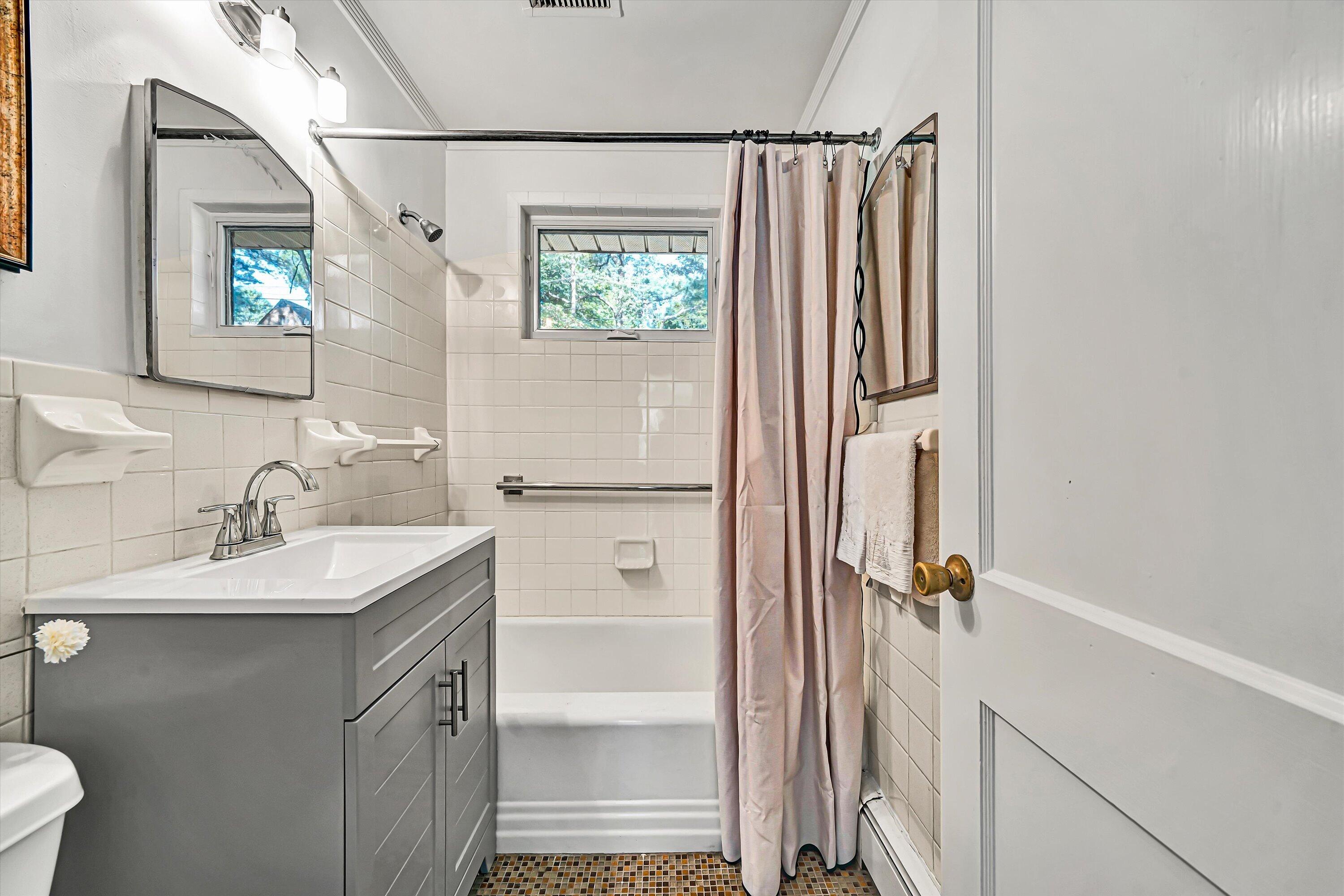 1909 Blenheim RD SW