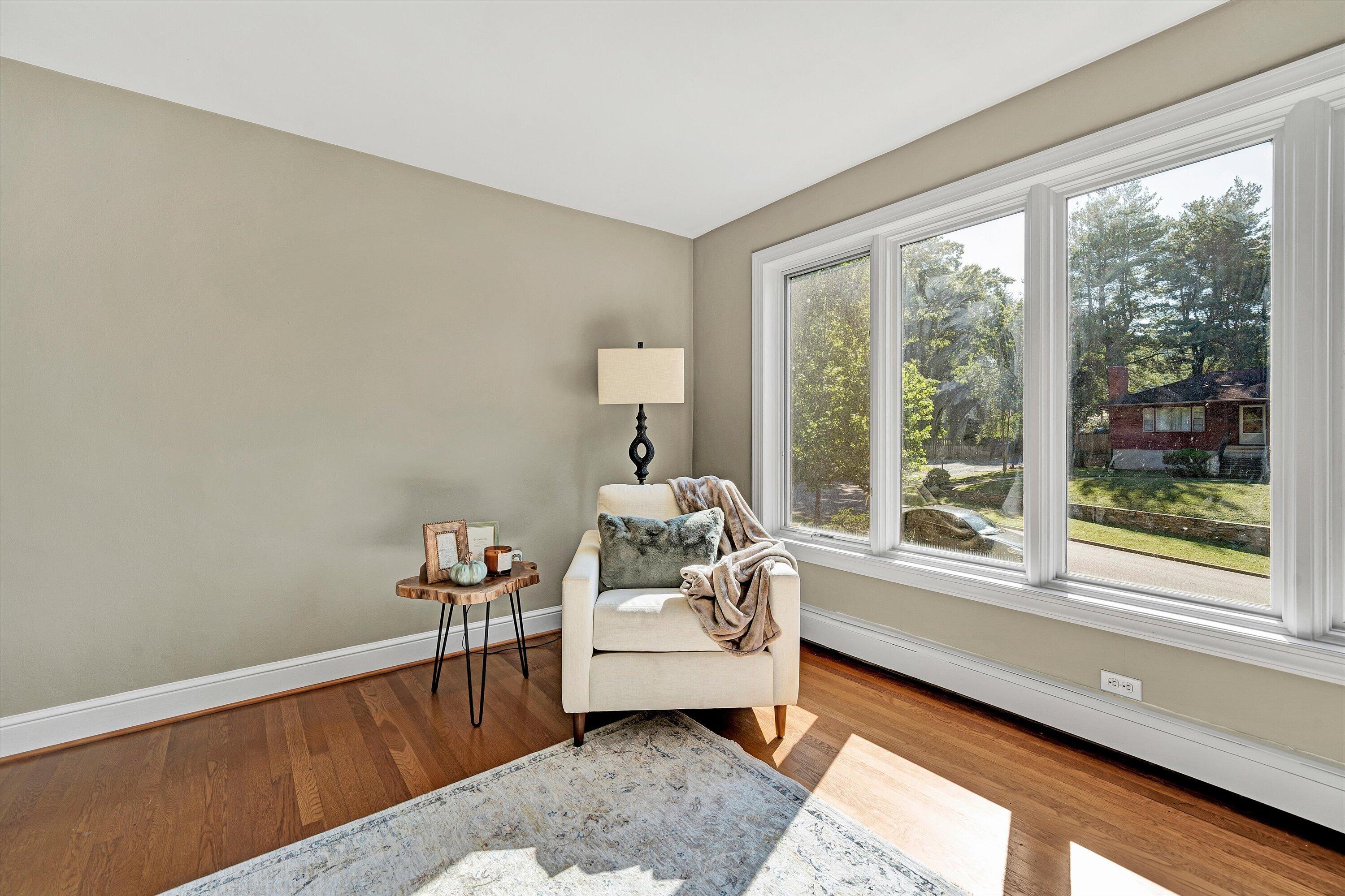 1909 Blenheim RD SW