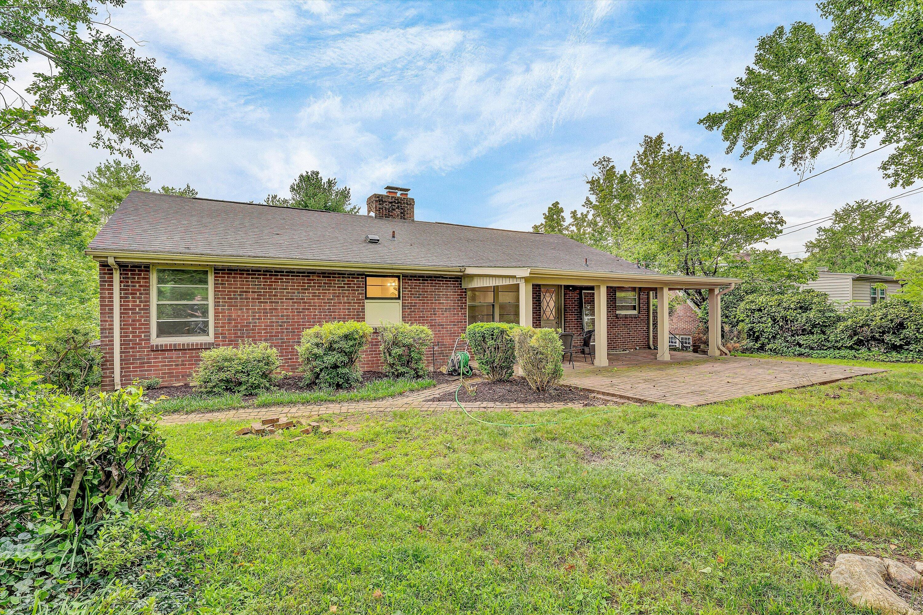 1909 Blenheim RD SW