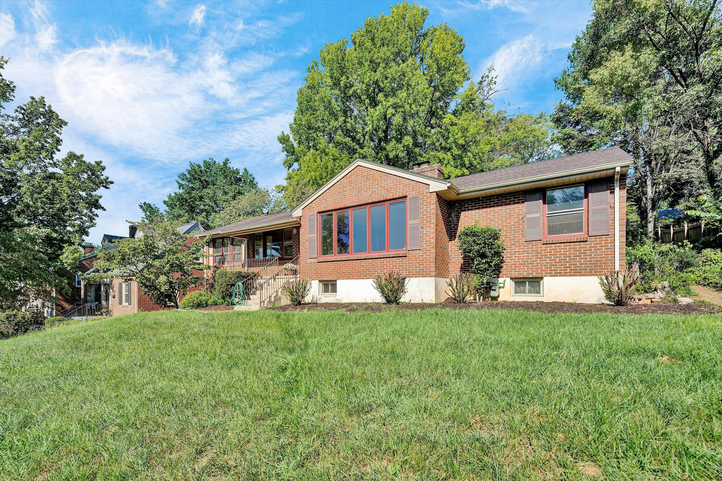 1909 Blenheim RD SW