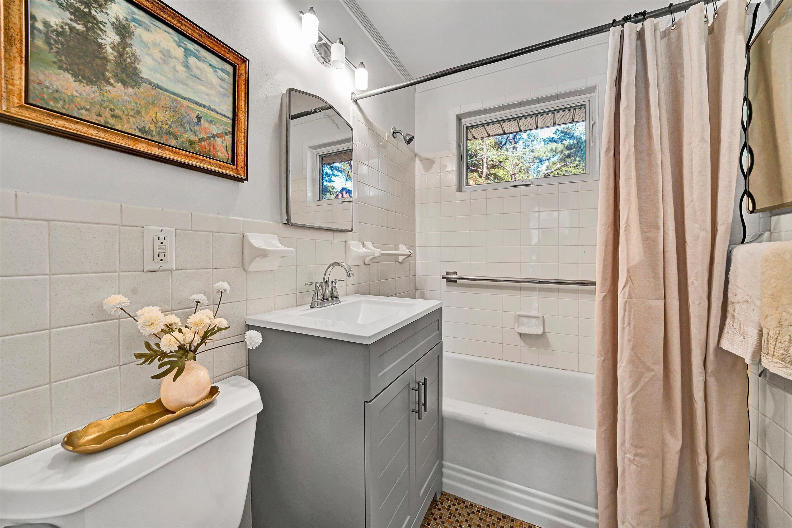1909 Blenheim RD SW