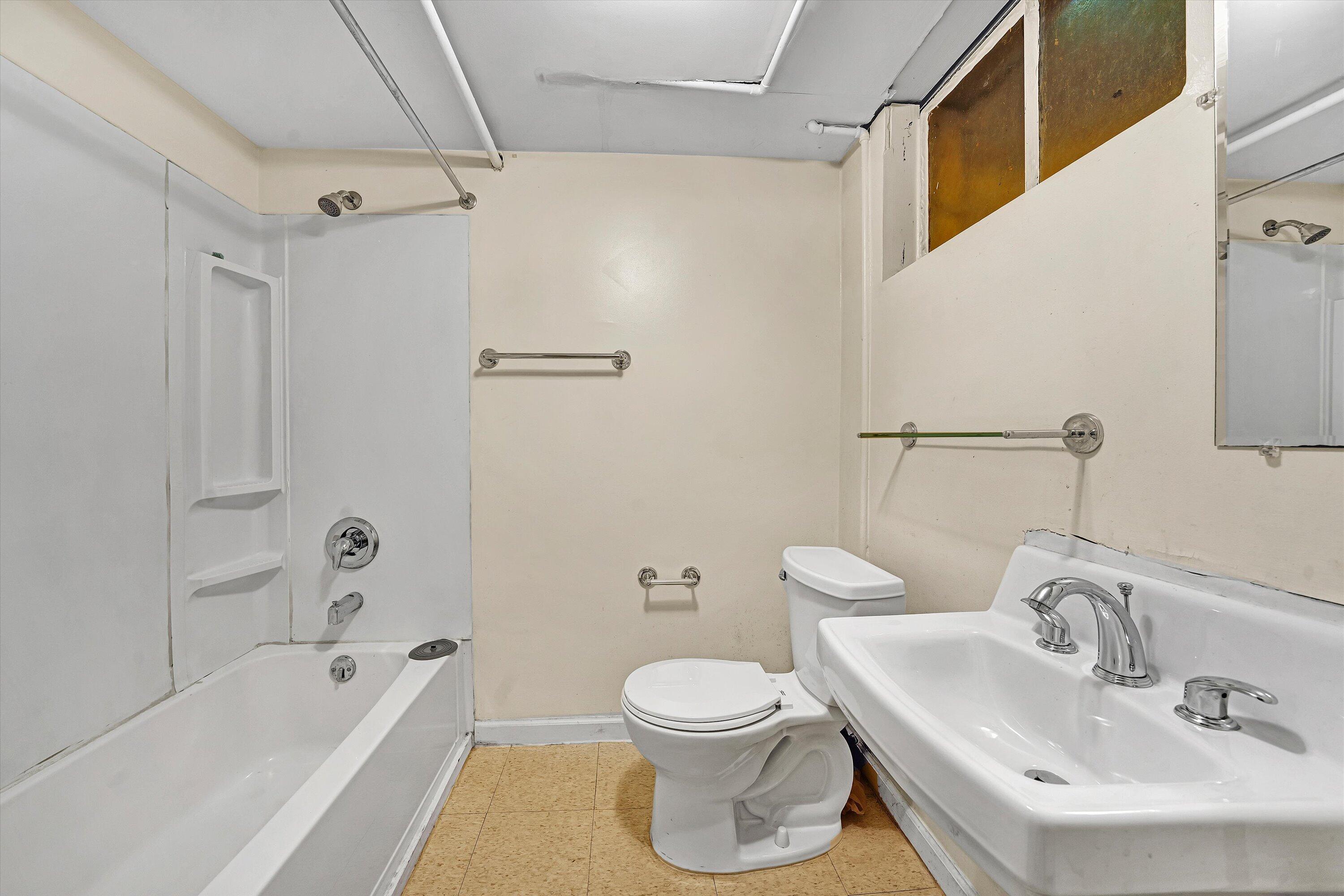 1909 Blenheim RD SW