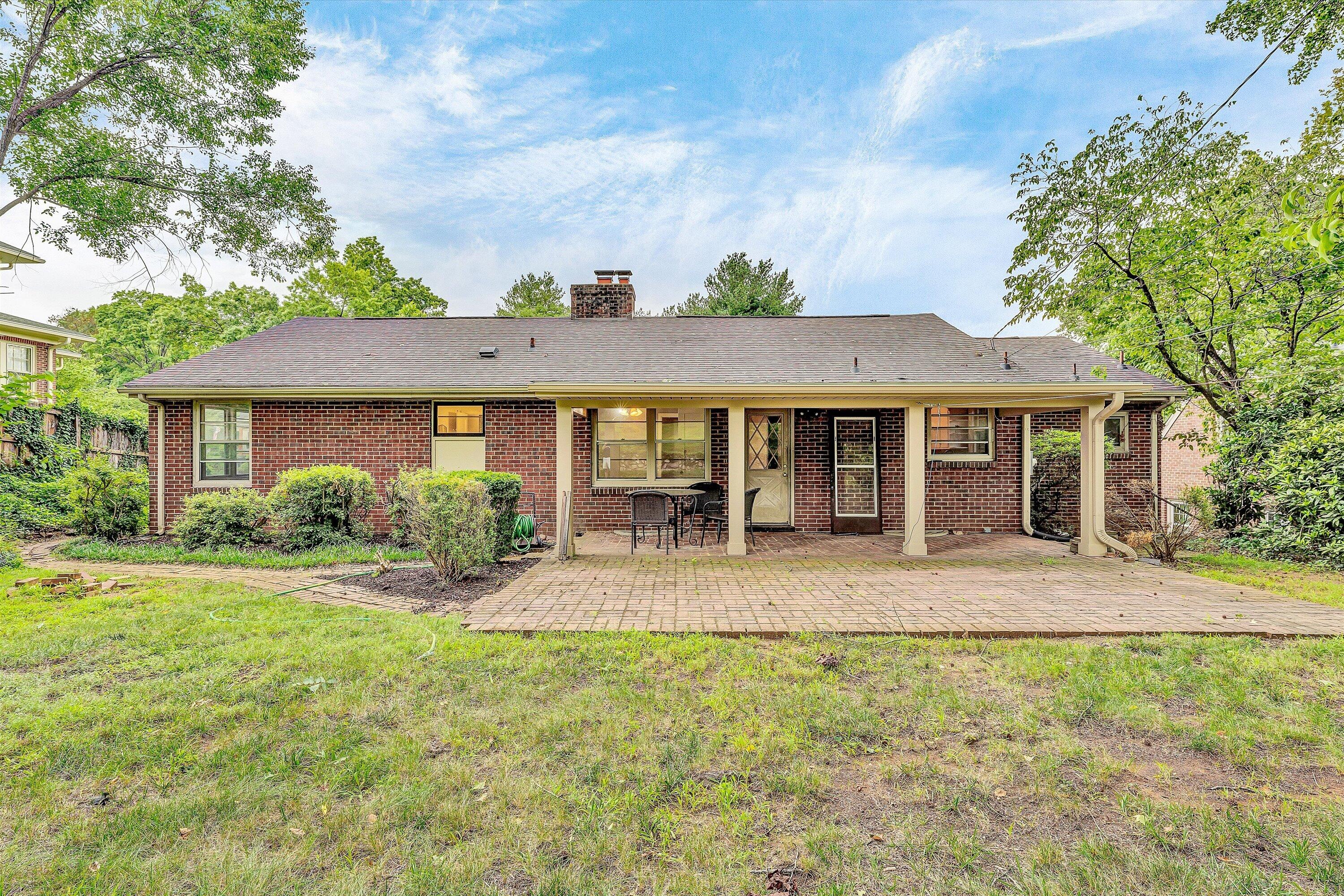 1909 Blenheim RD SW