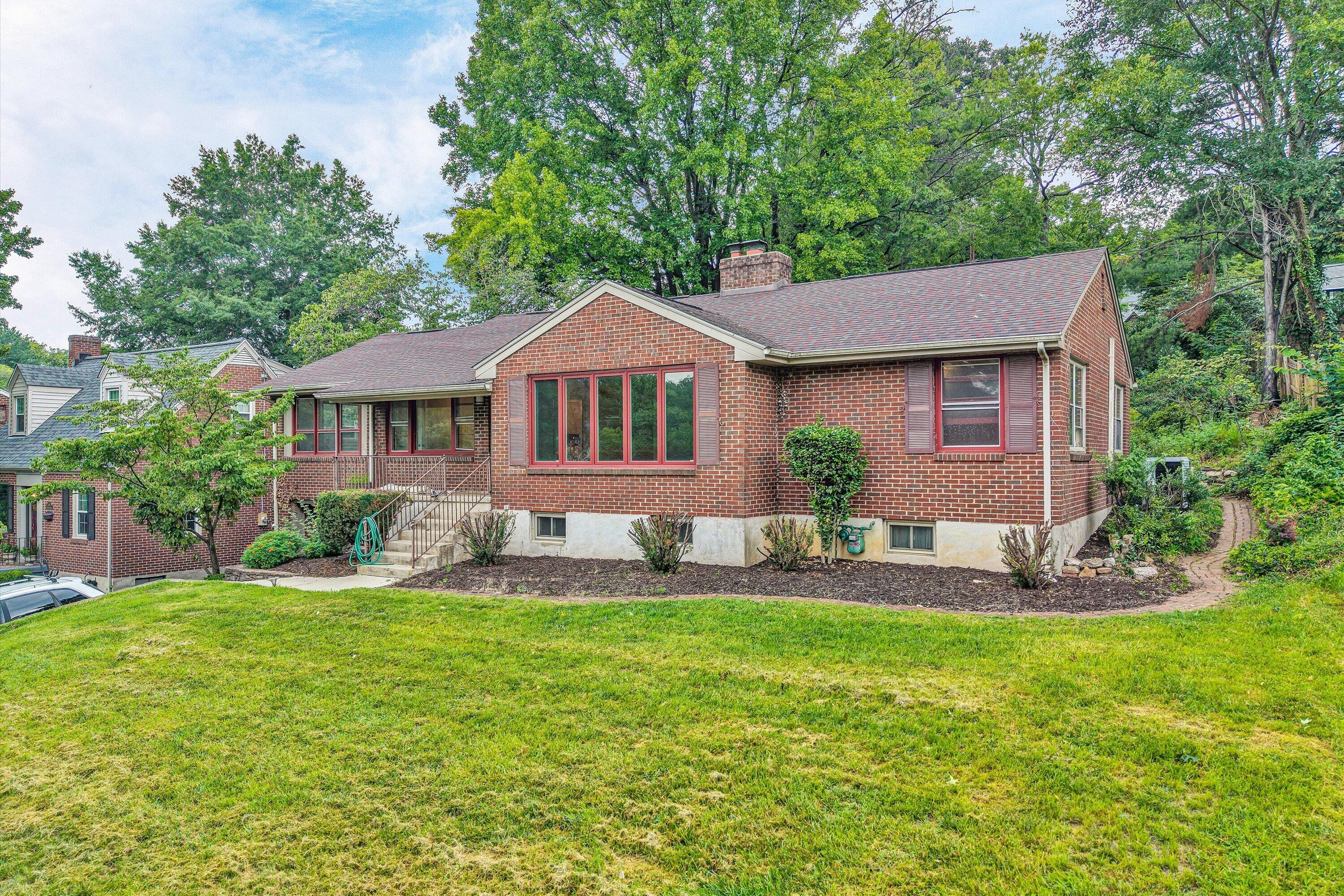 1909 Blenheim RD SW
