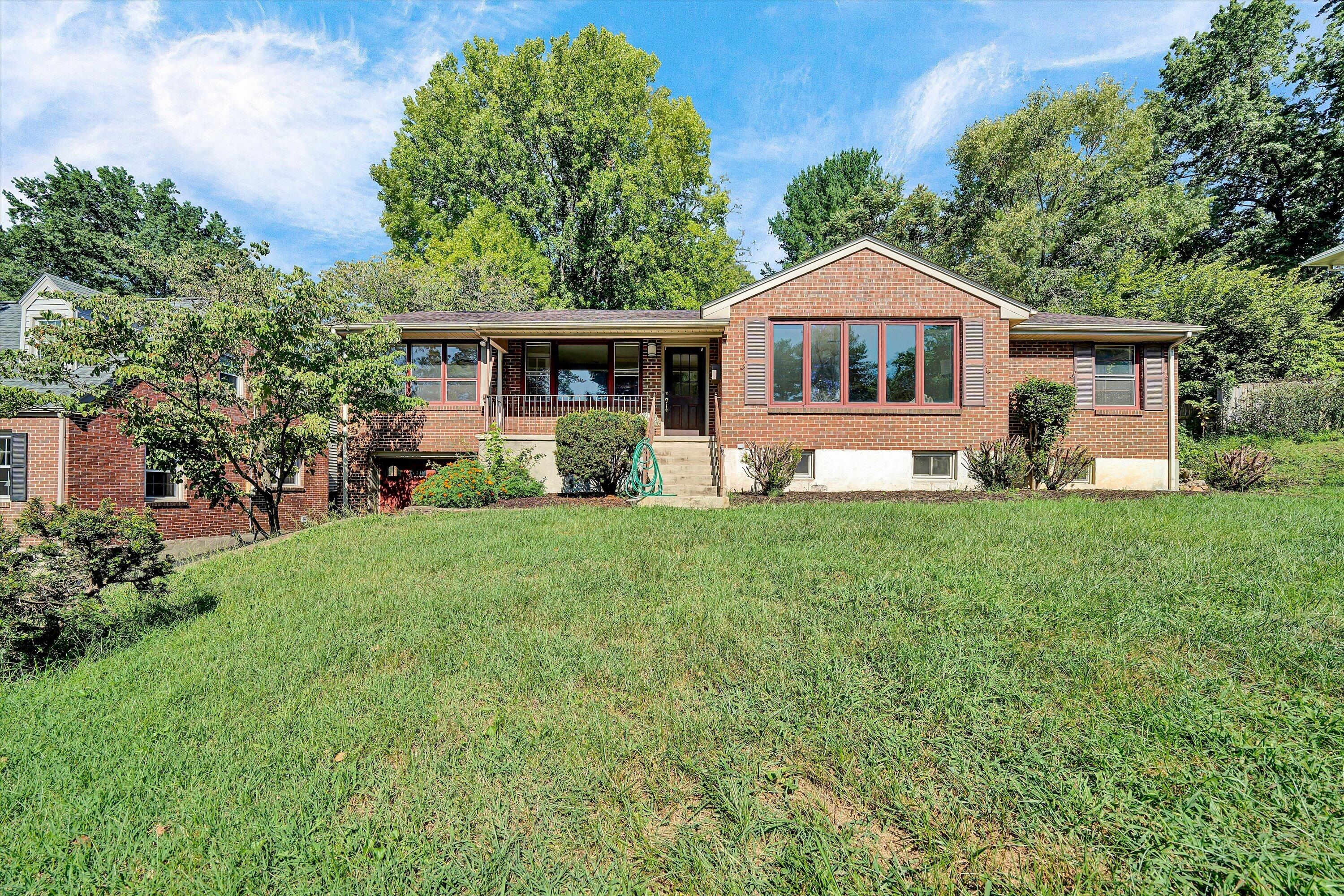 1909 Blenheim RD SW