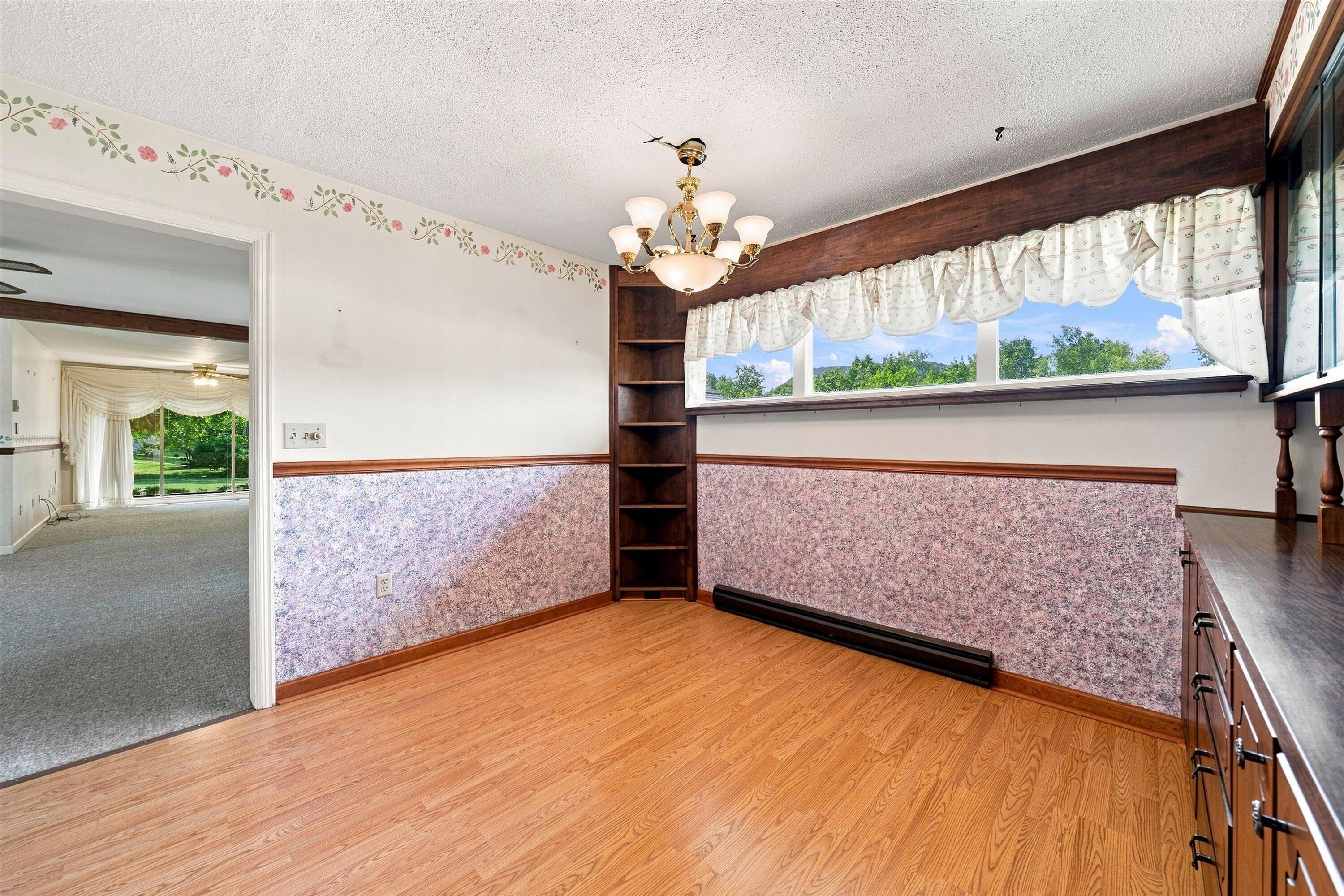 318 Rogers LN