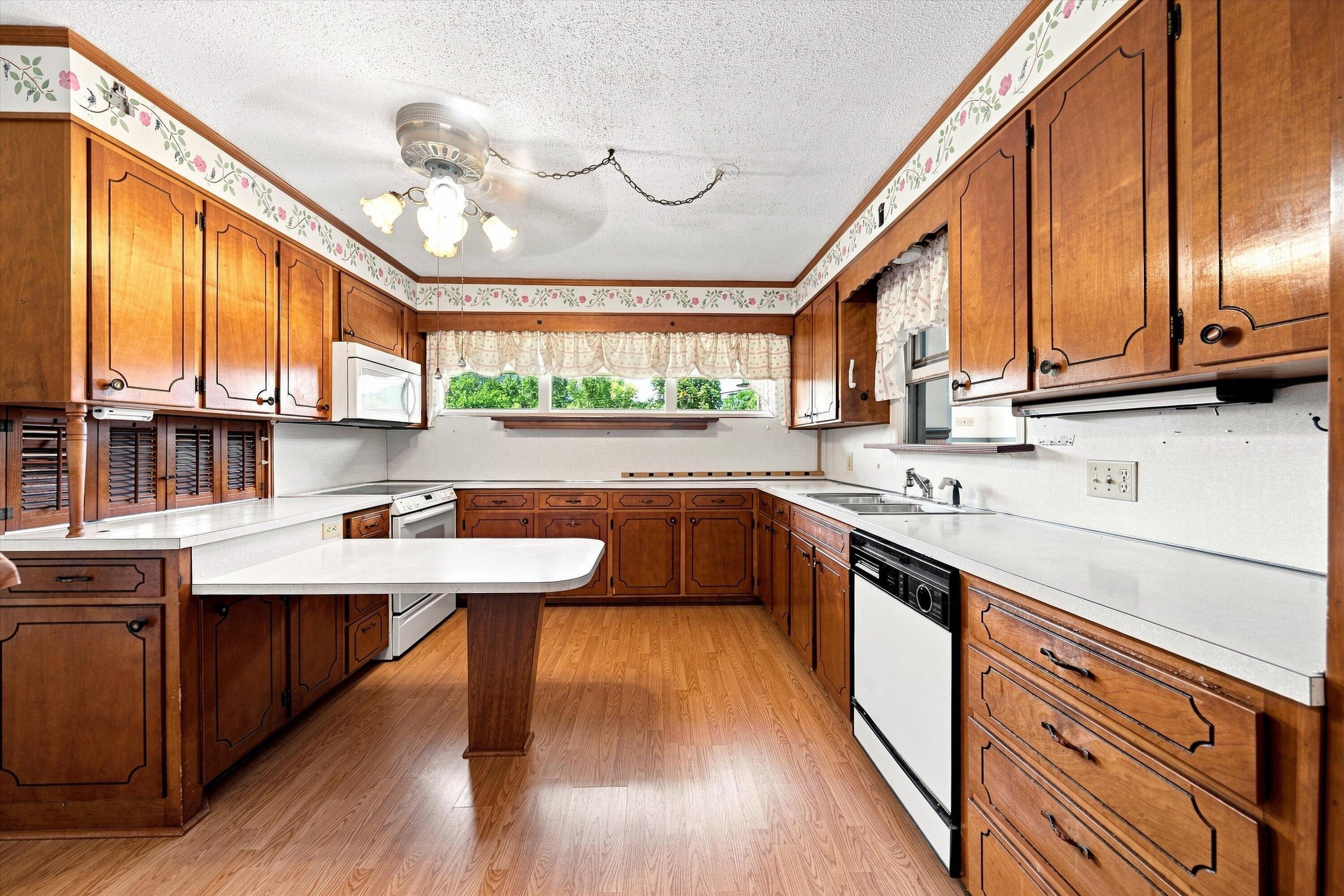 318 Rogers LN