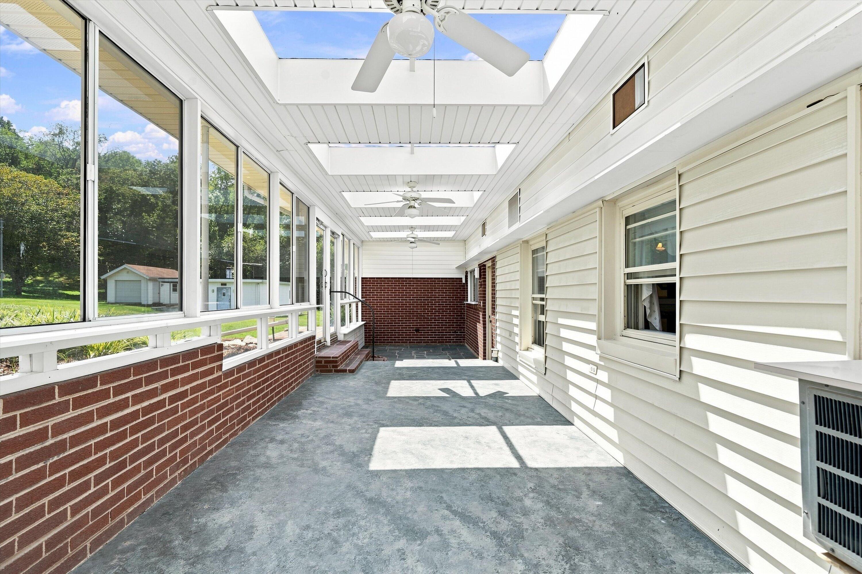 318 Rogers LN