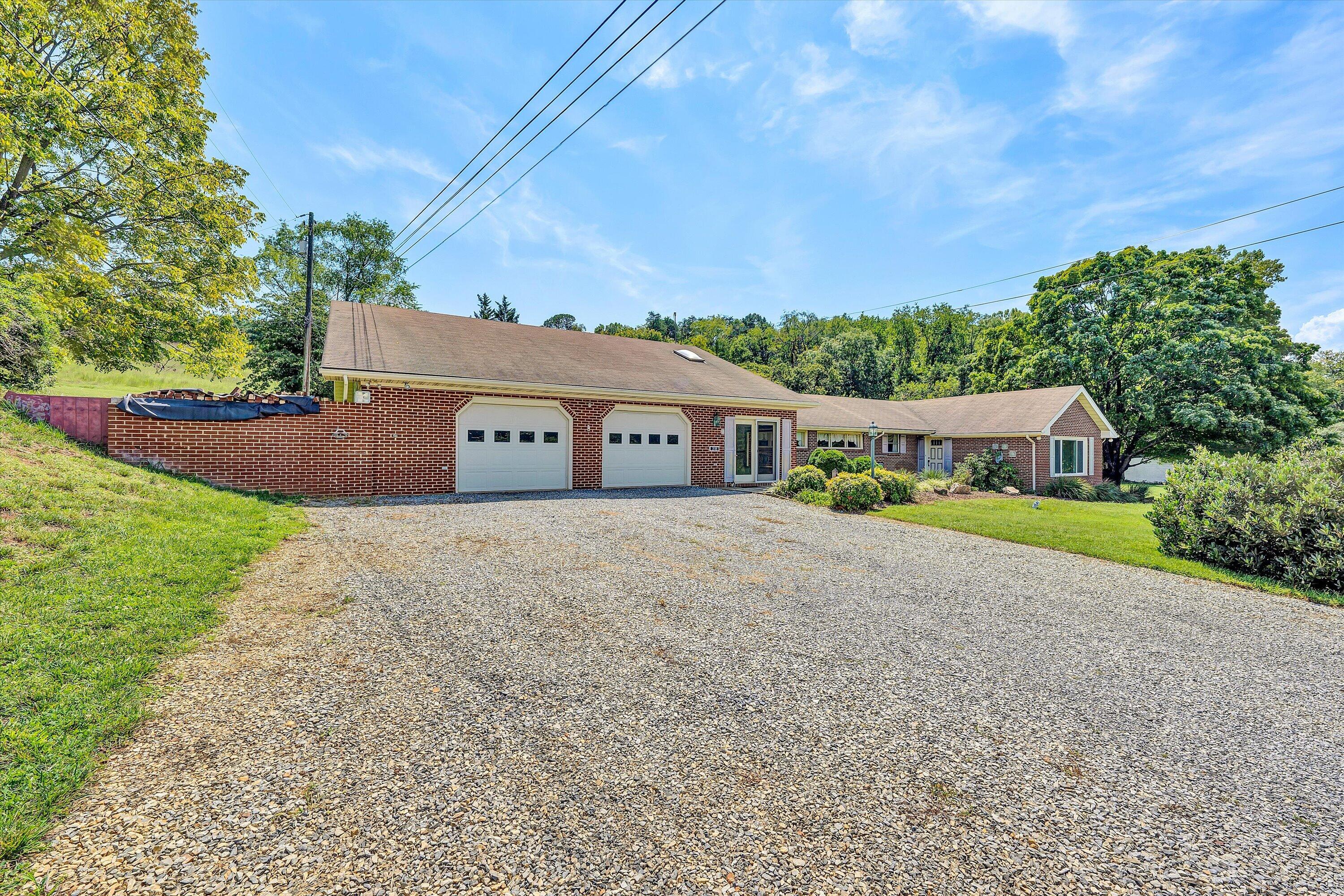 318 Rogers LN