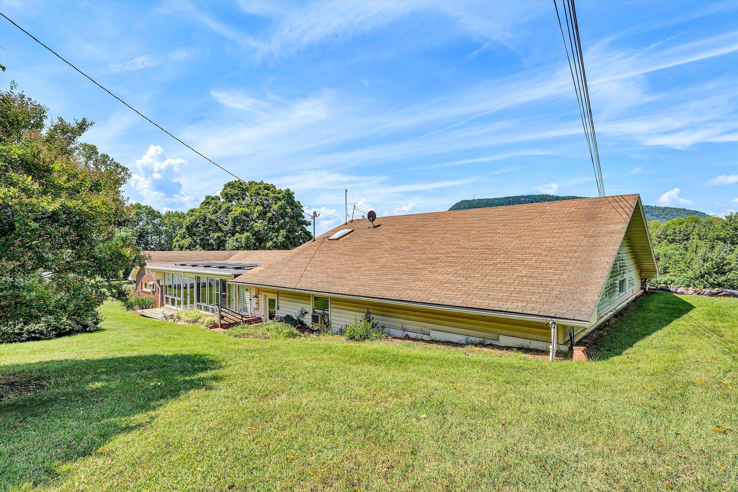 318 Rogers LN