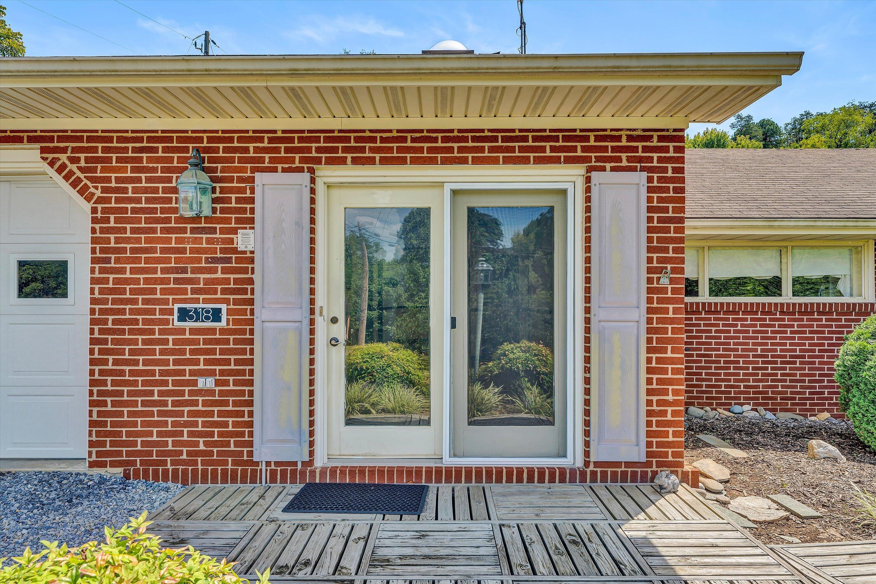 318 Rogers LN