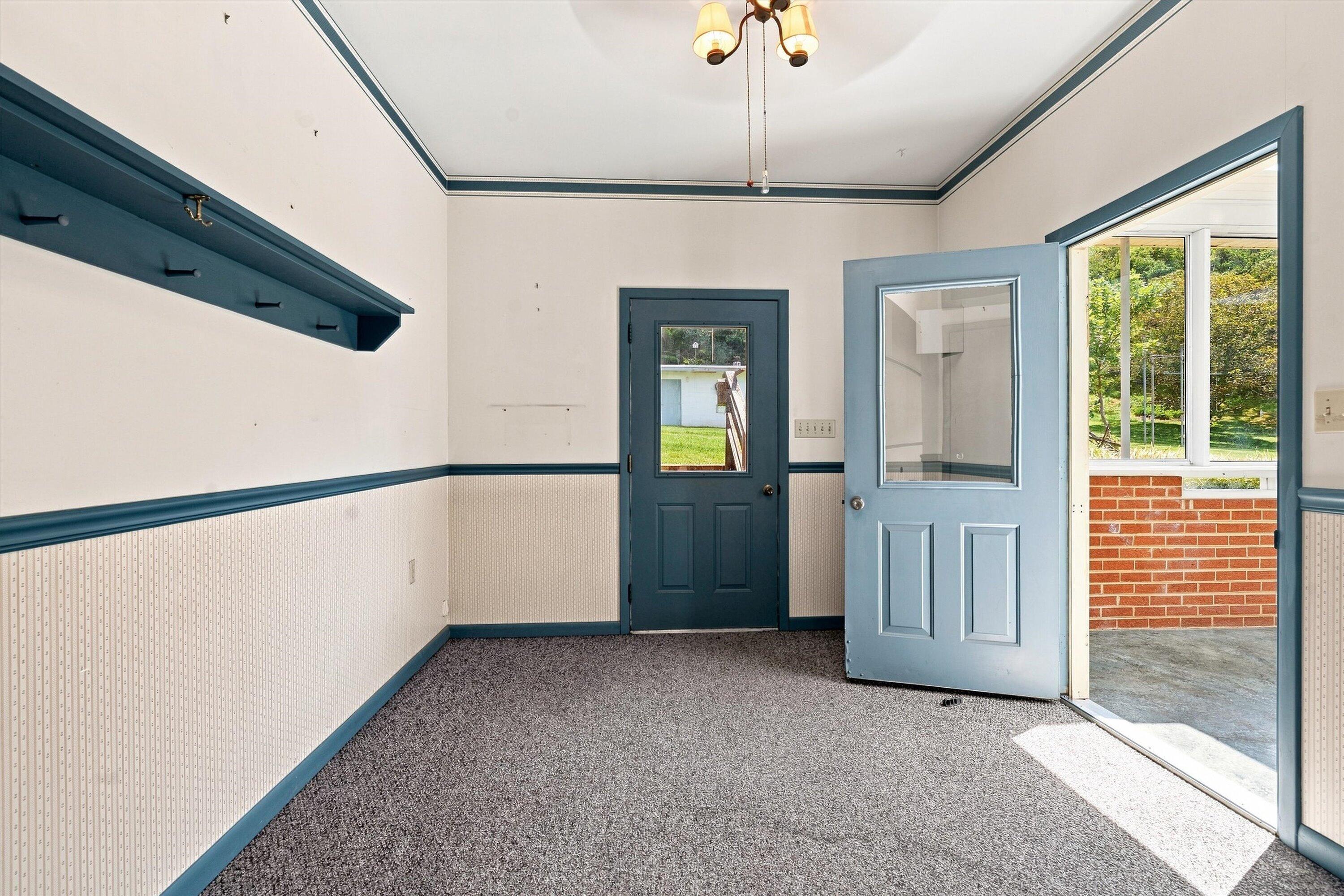 318 Rogers LN