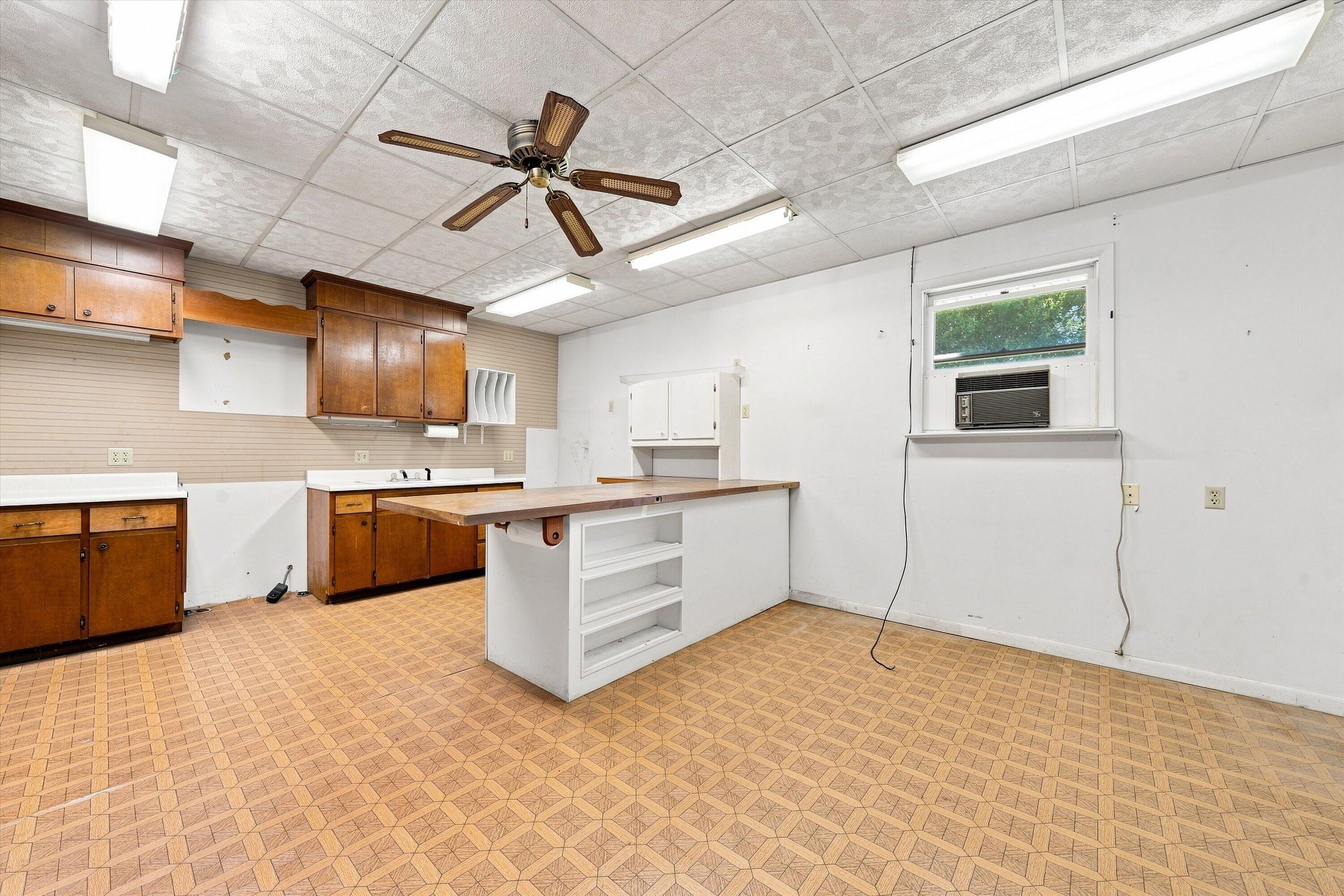 318 Rogers LN