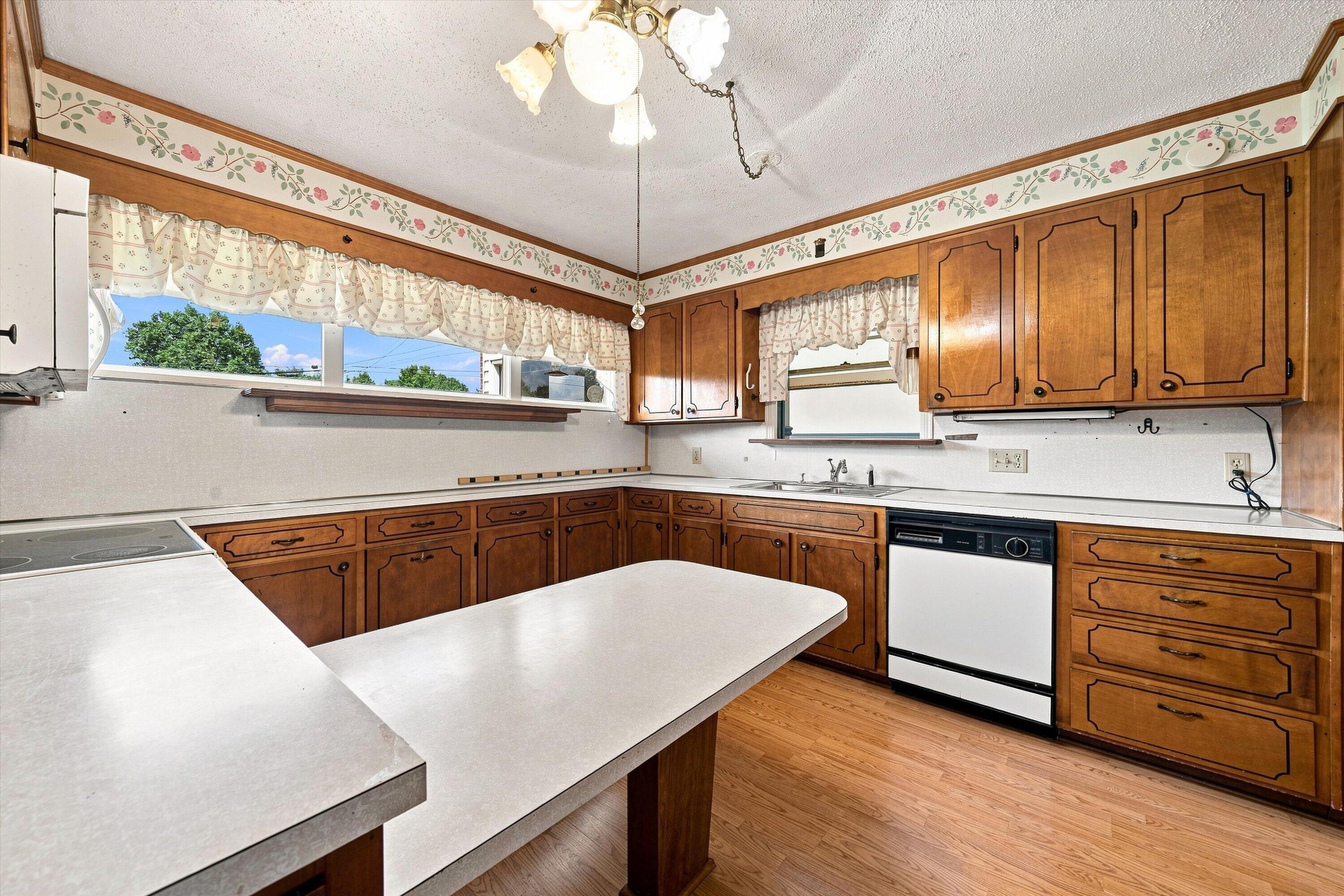 318 Rogers LN