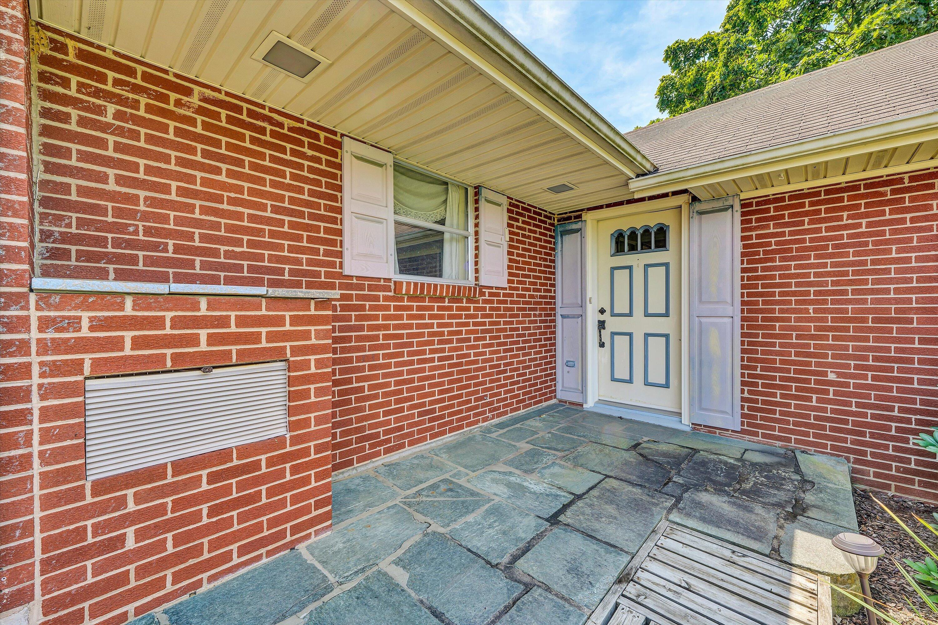 318 Rogers LN