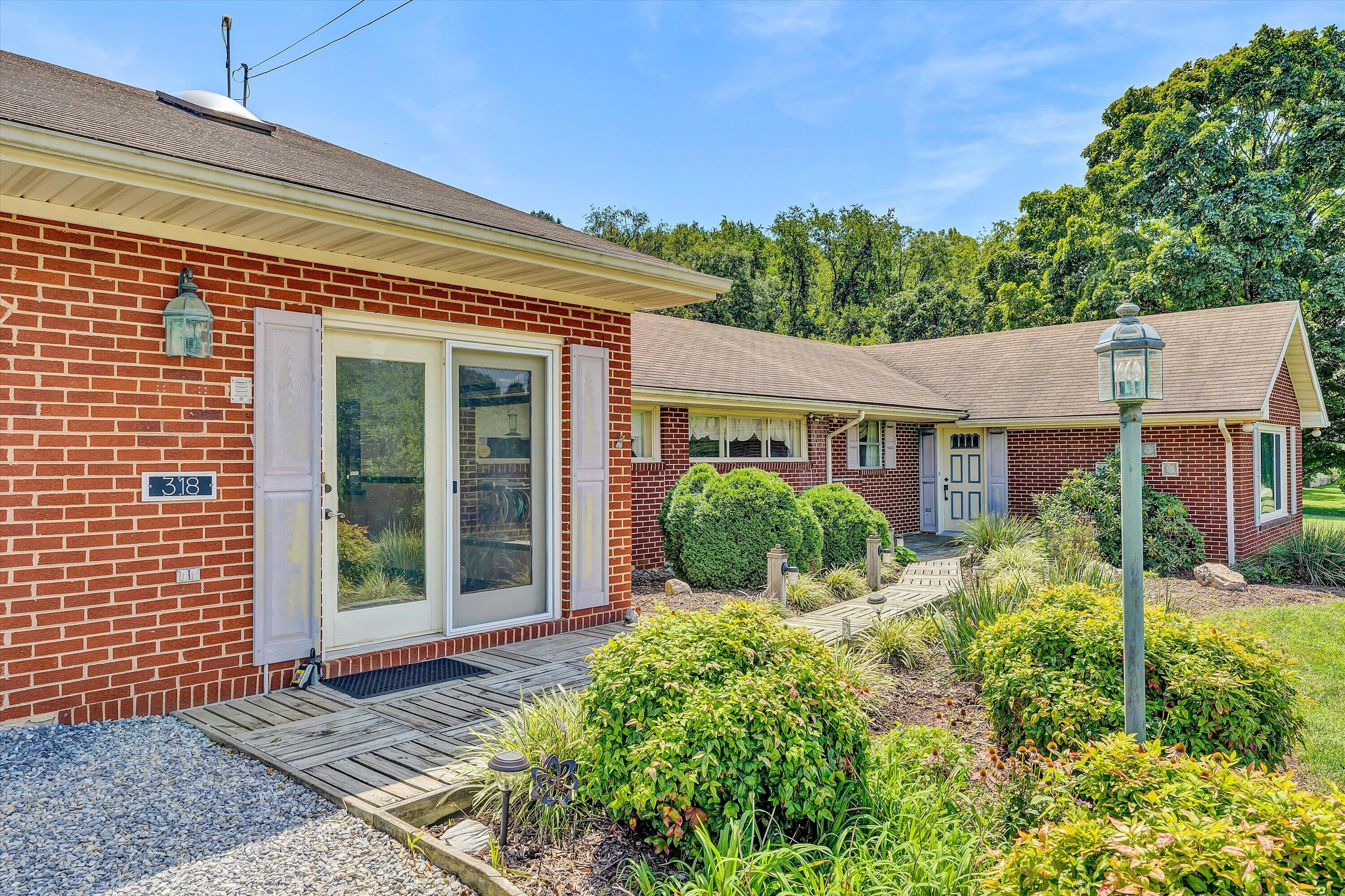 318 Rogers LN