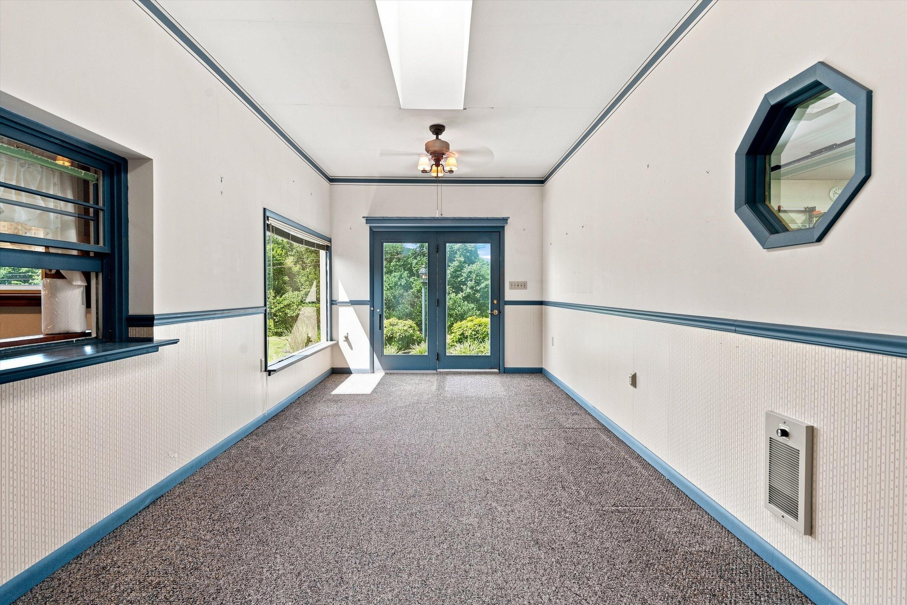 318 Rogers LN