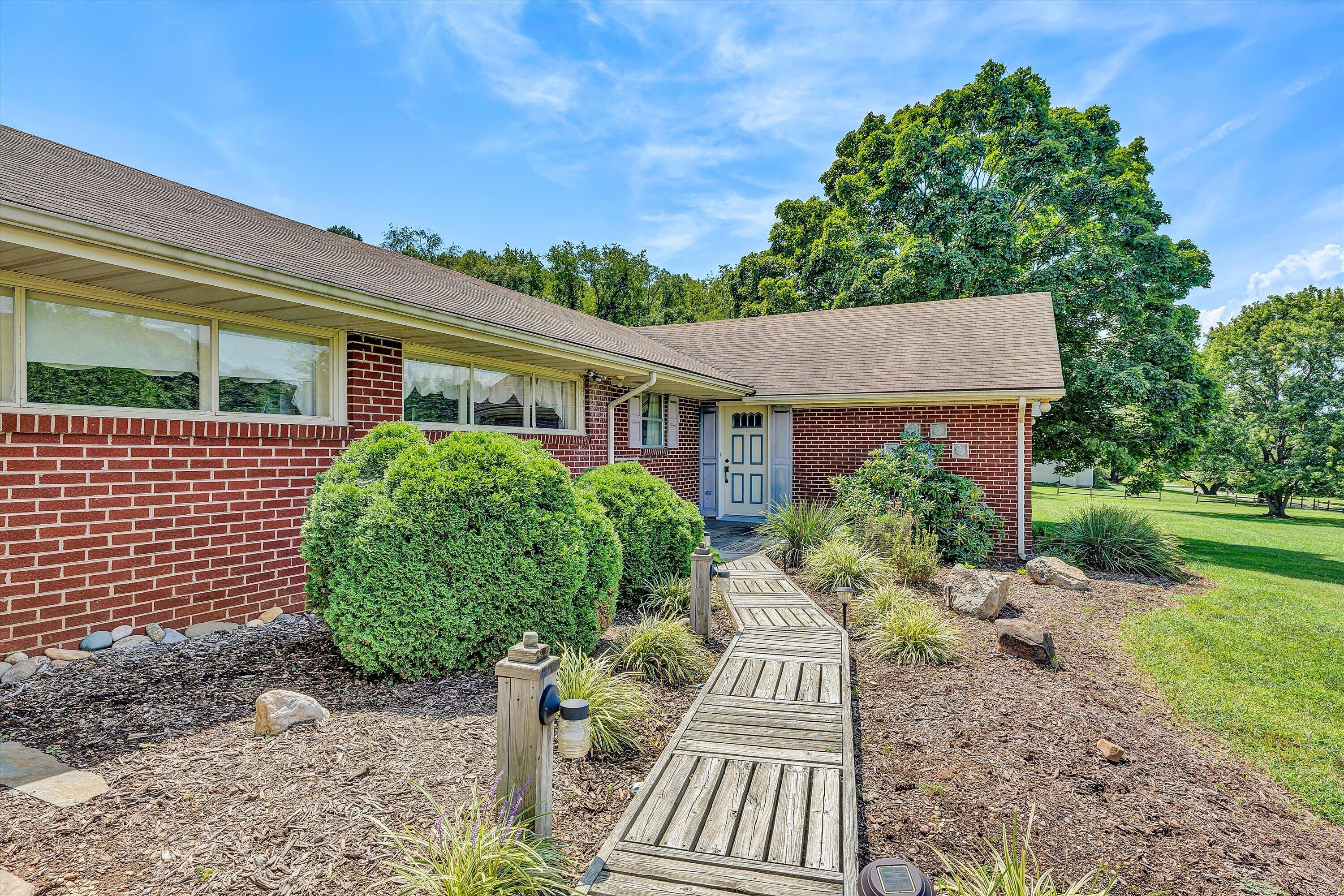318 Rogers LN