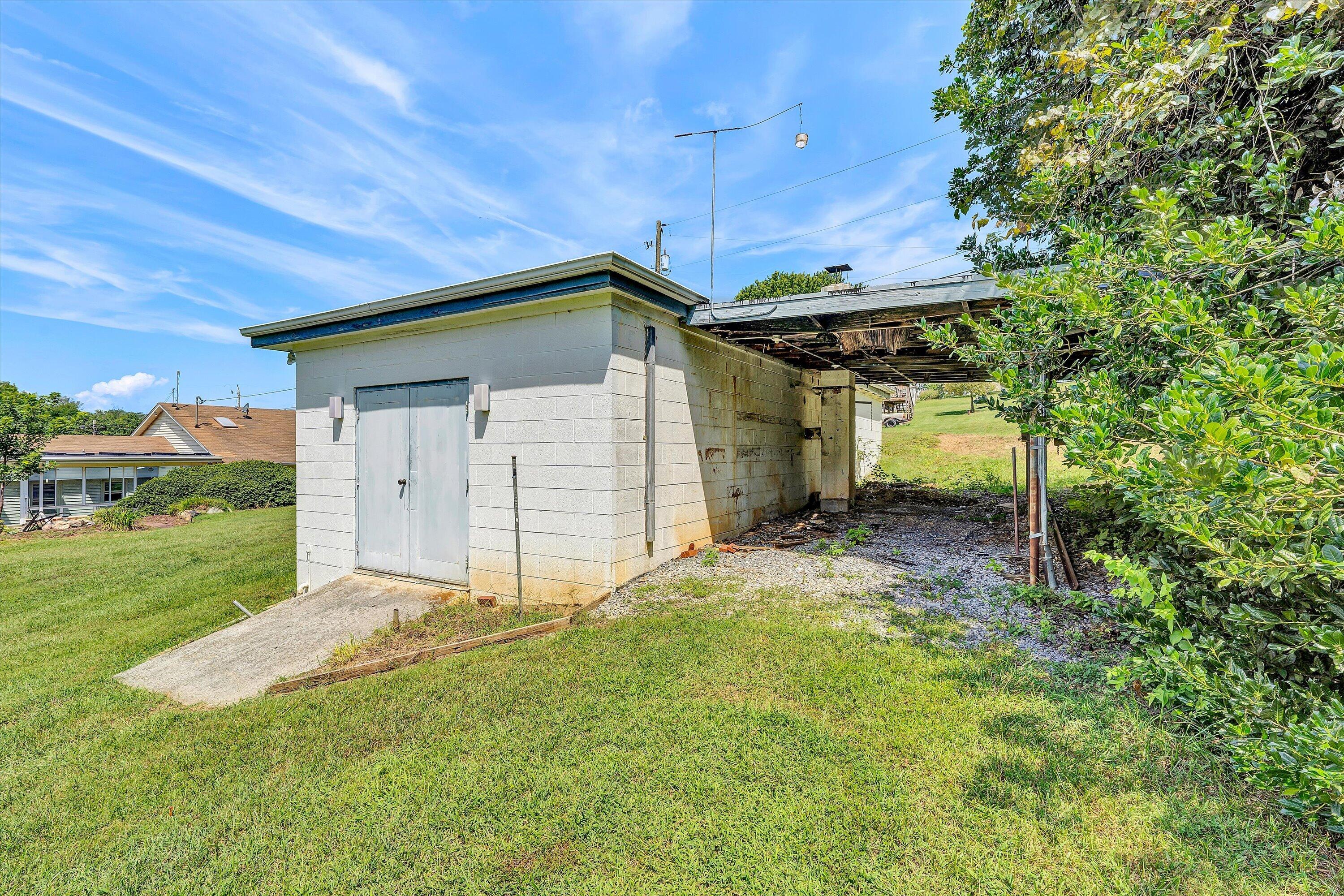 318 Rogers LN
