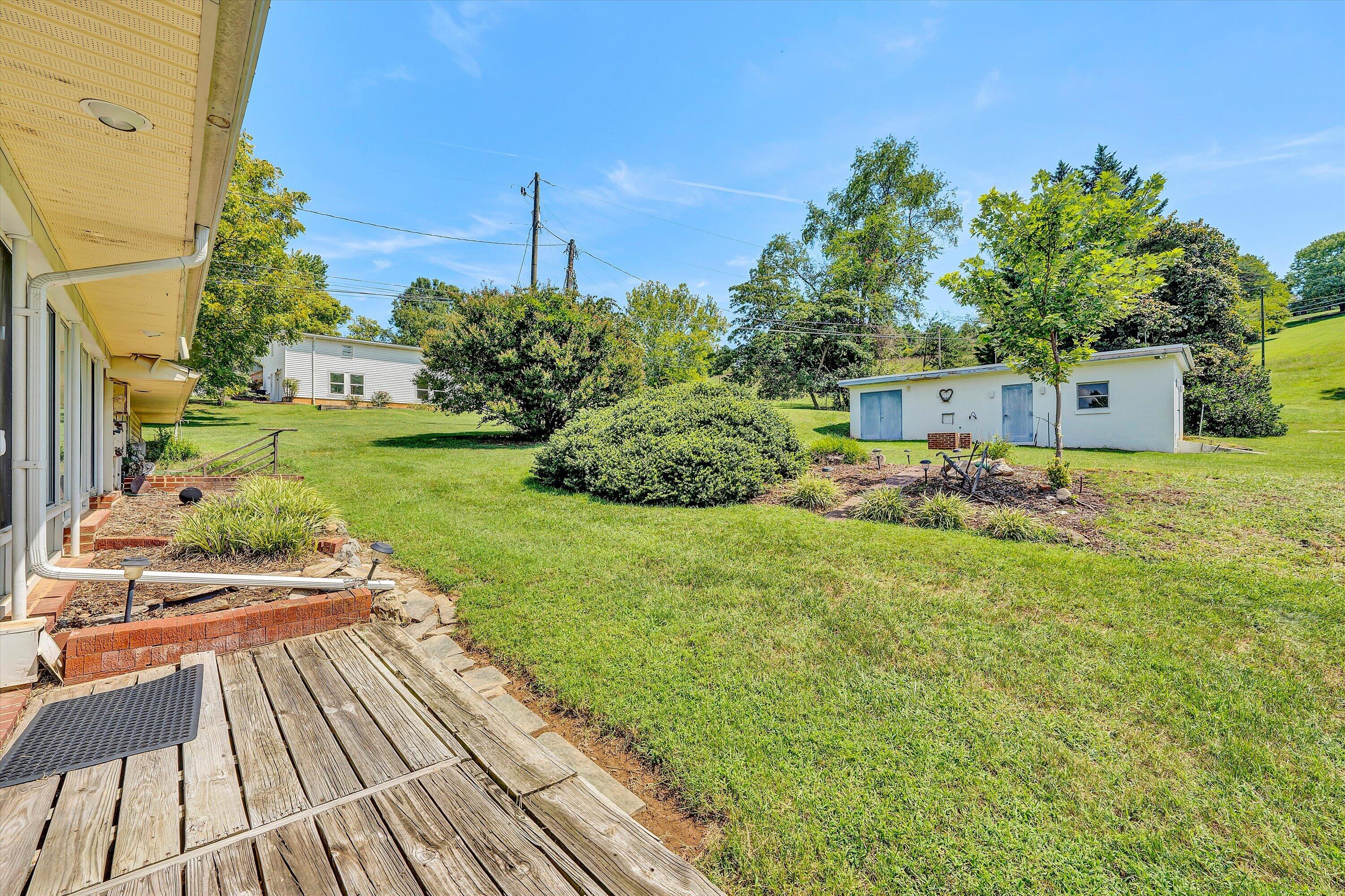 318 Rogers LN