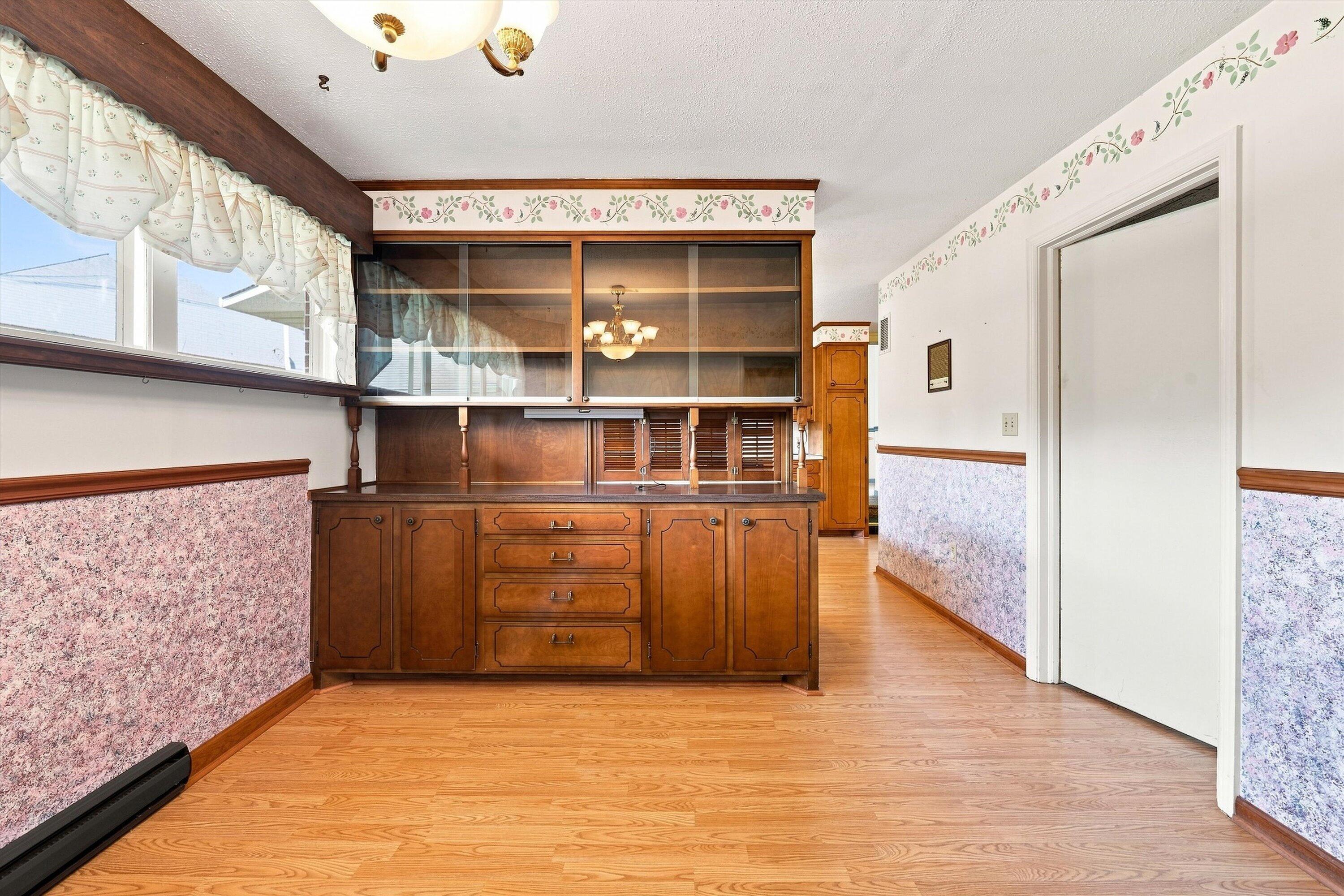 318 Rogers LN