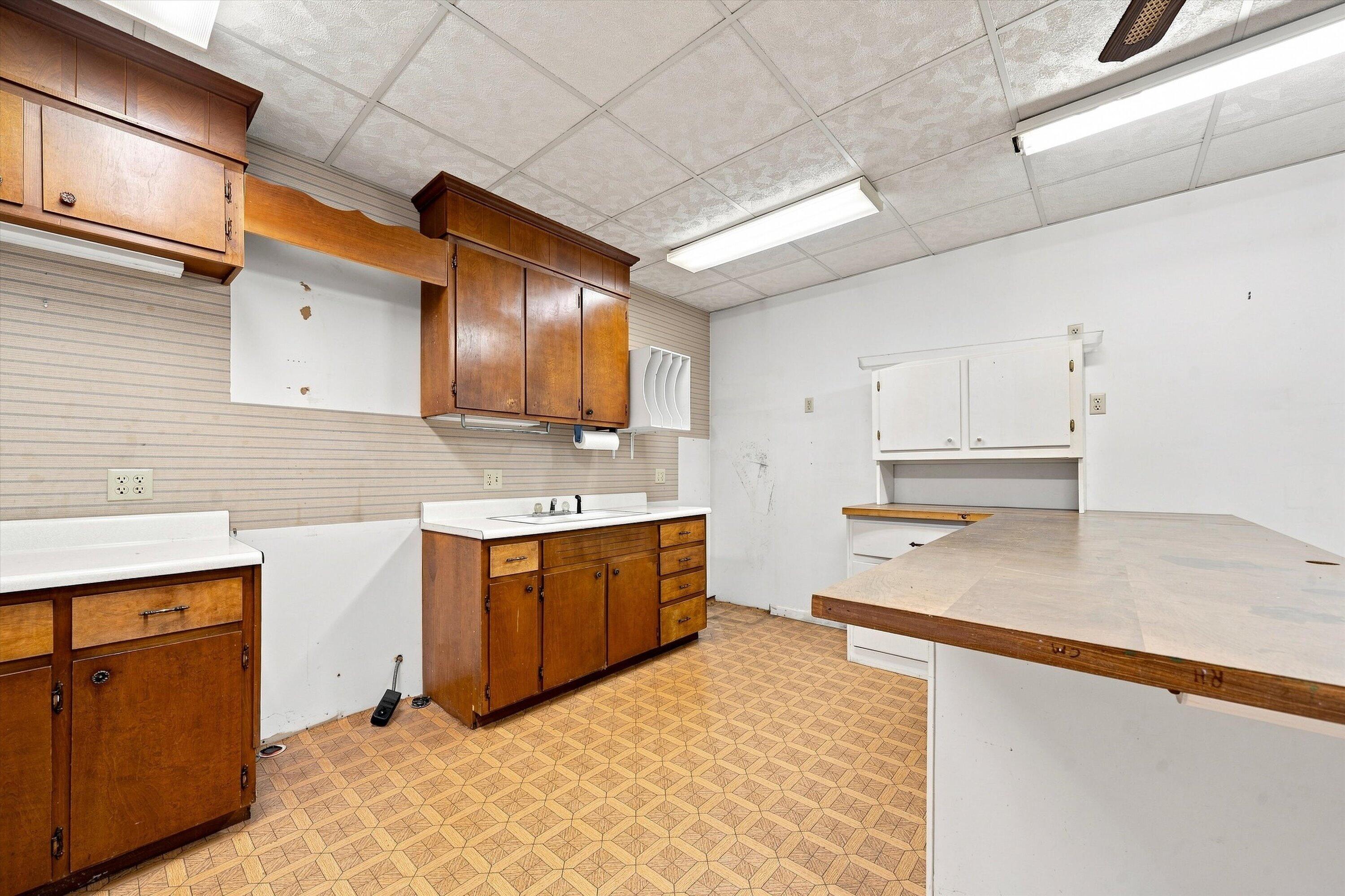 318 Rogers LN