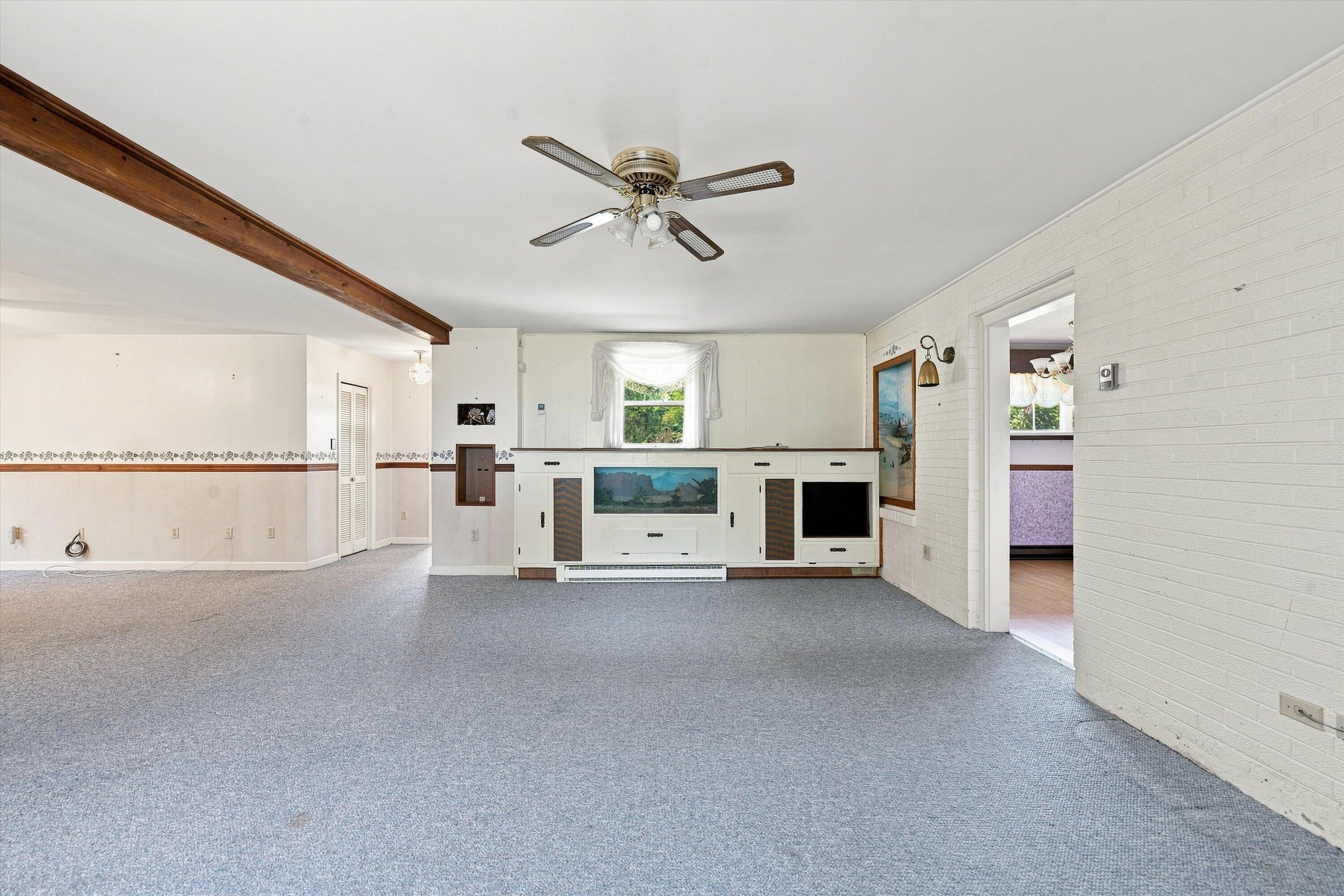 318 Rogers LN